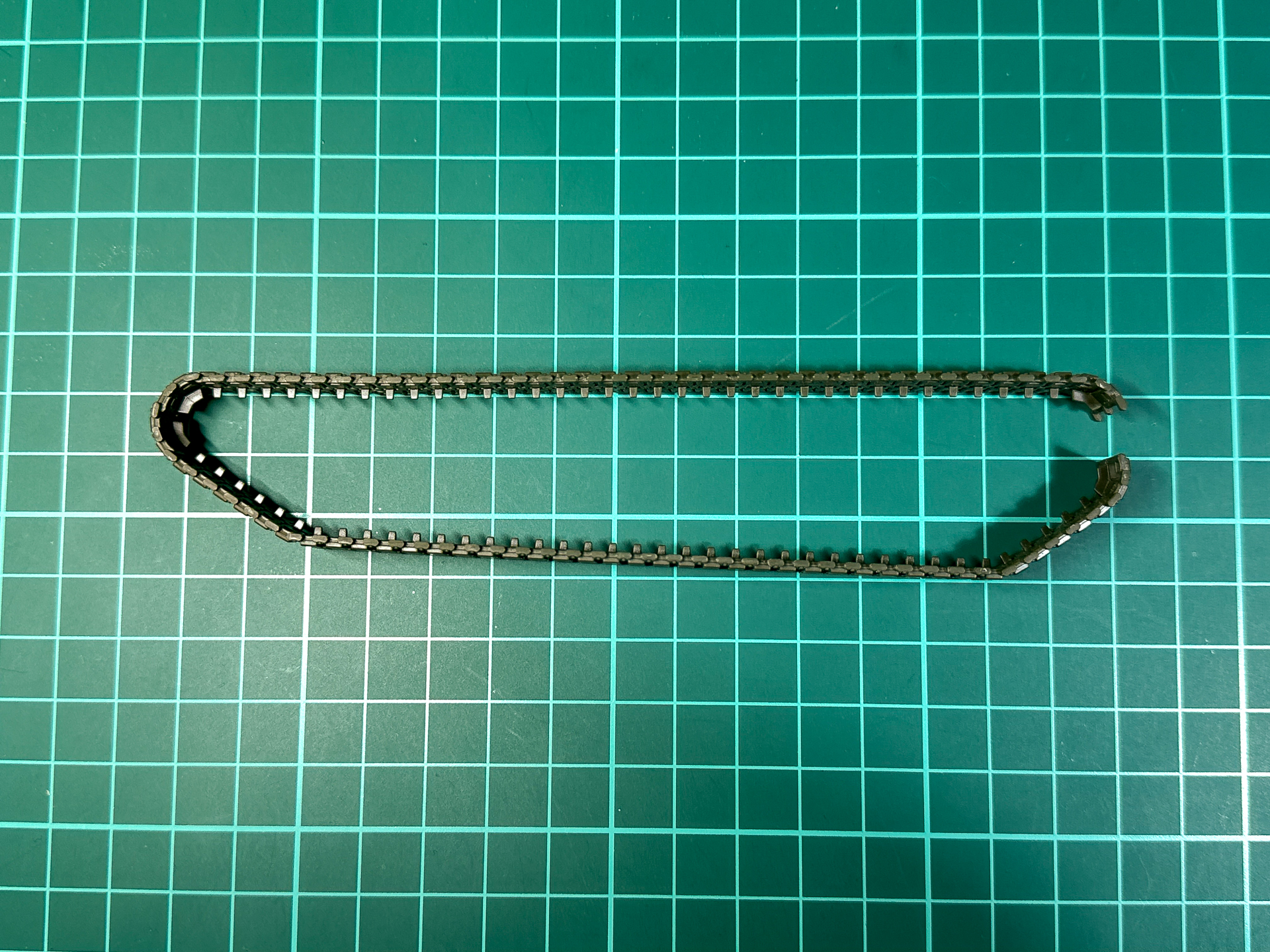 接着剤の乾燥後履帯を取り外せばC組みの完了です。