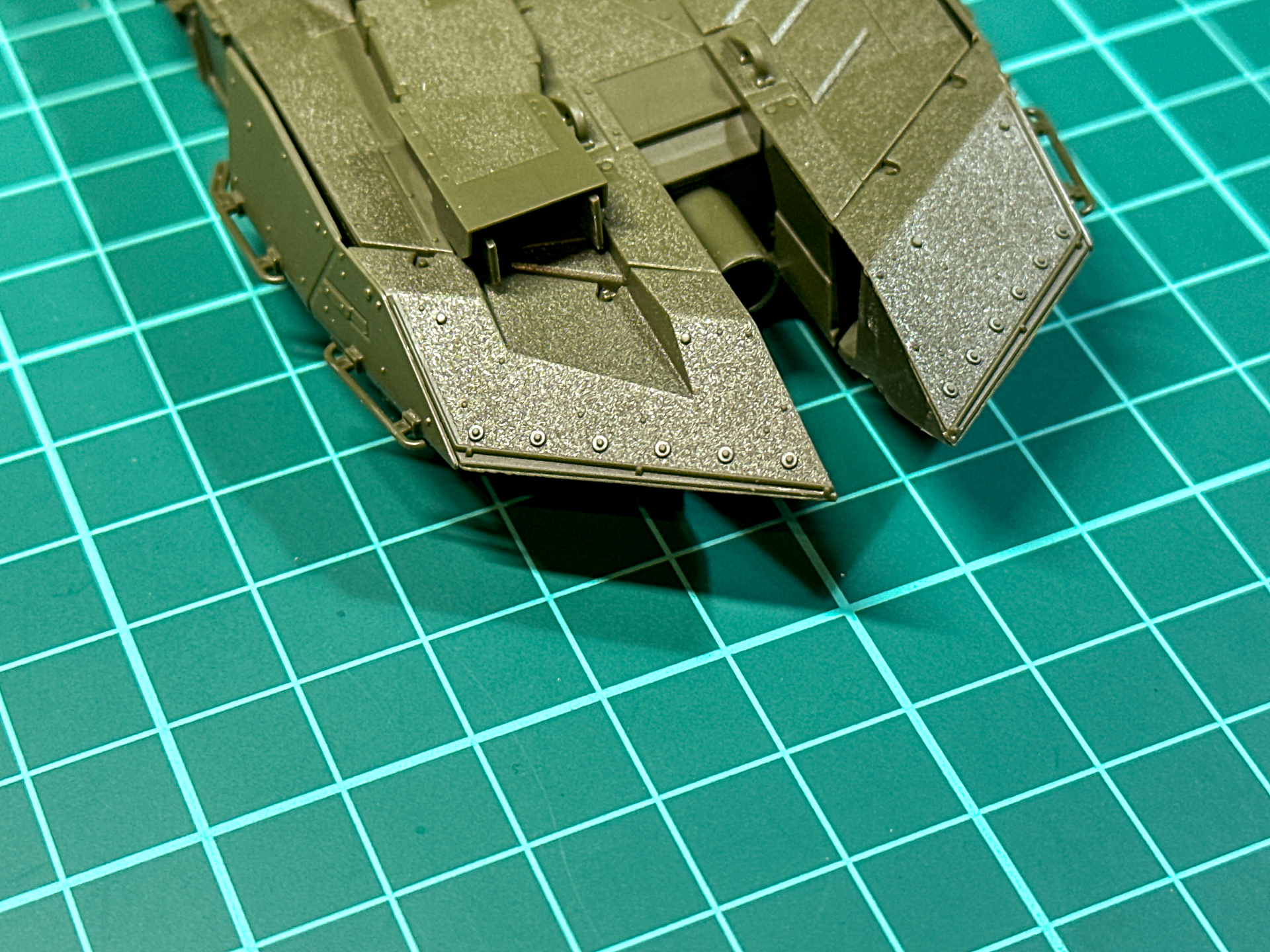 砲塔前部の合わせ目は装甲板の境目に発生します。