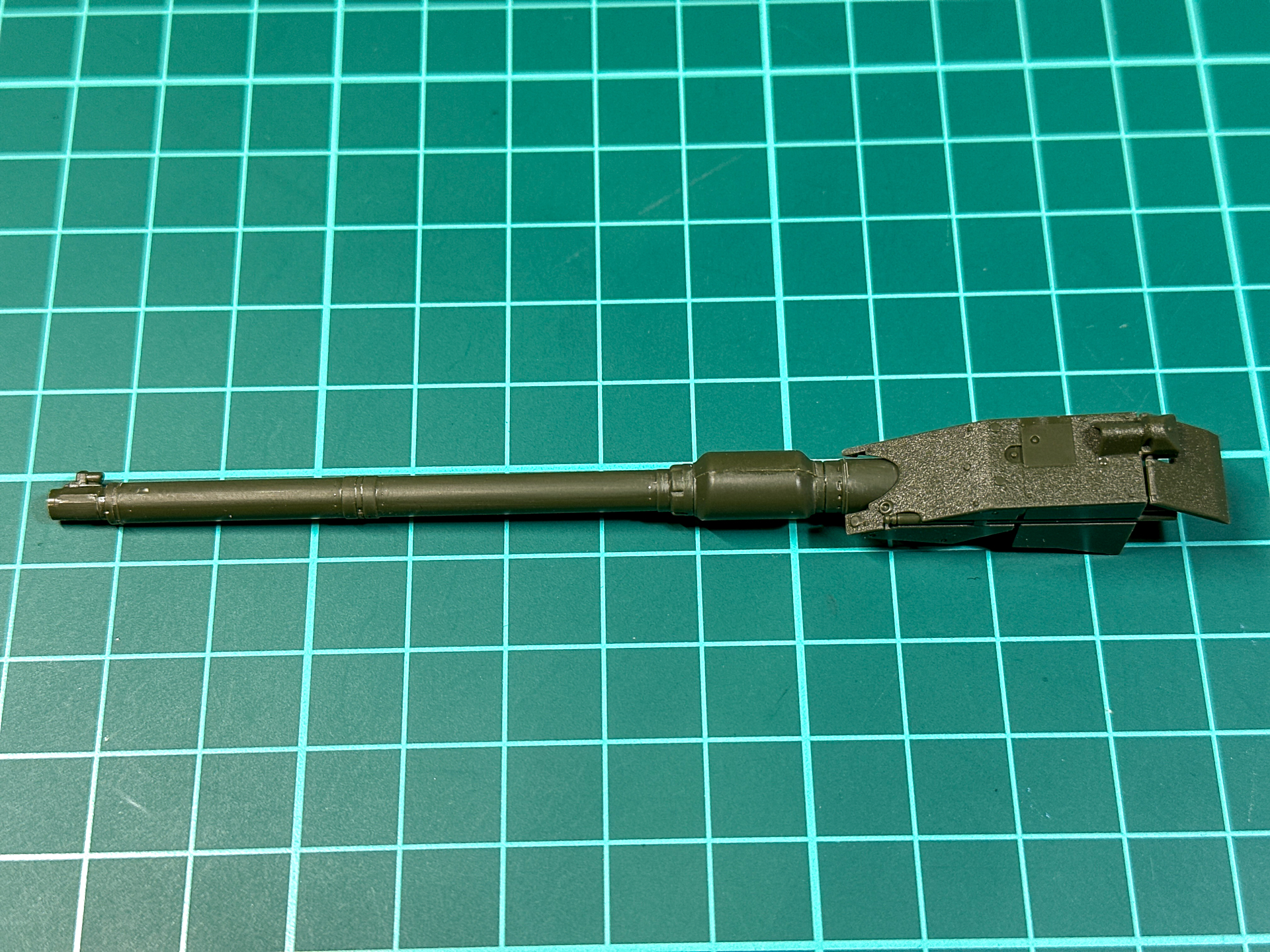 砲身の合わせ目は基部付近に発生します。