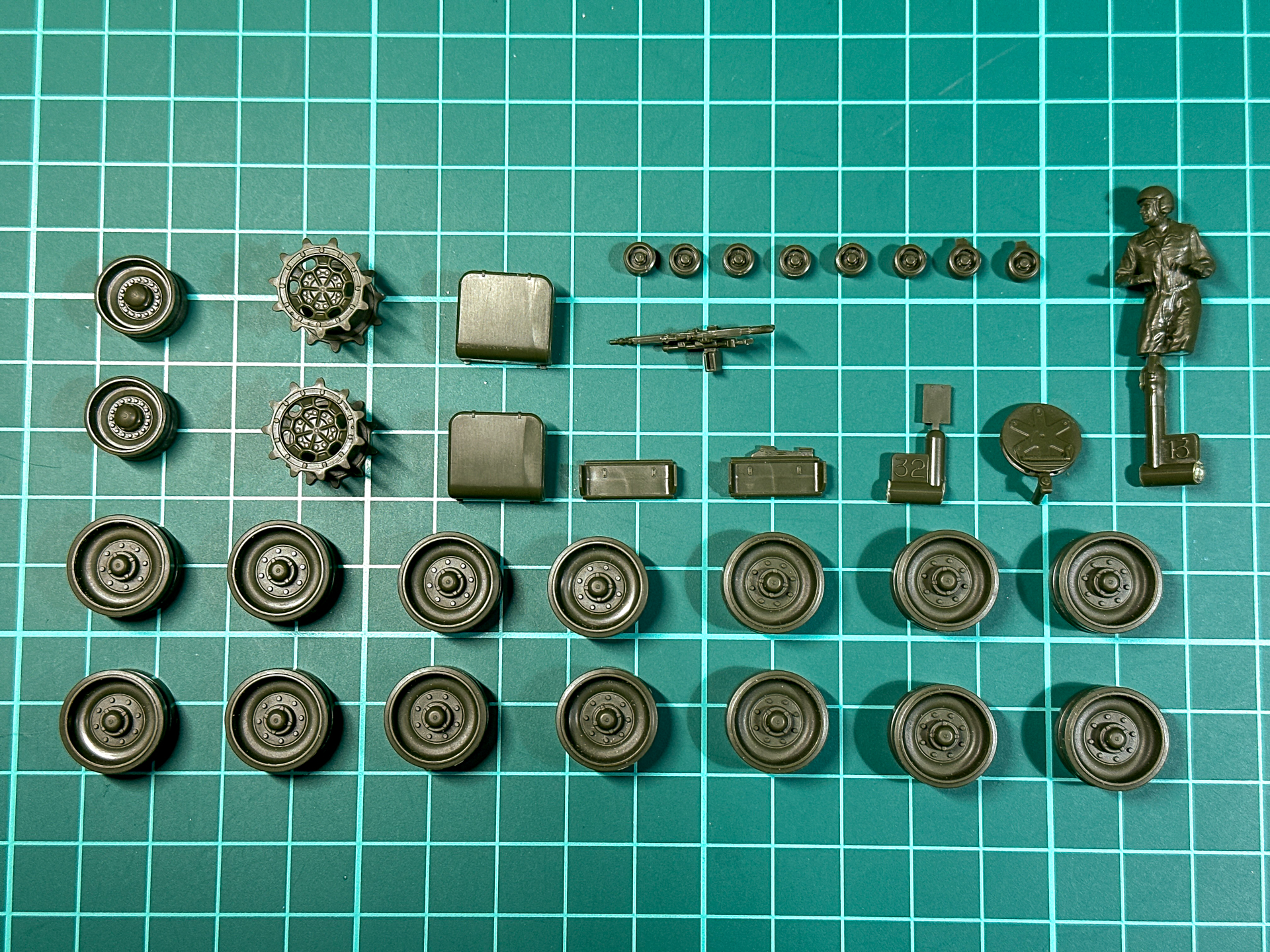 　砲塔に取り付けるパーツの中には、デカールを貼り付けた後に取り付けるものがあり、こういったパーツは別途塗装します。
