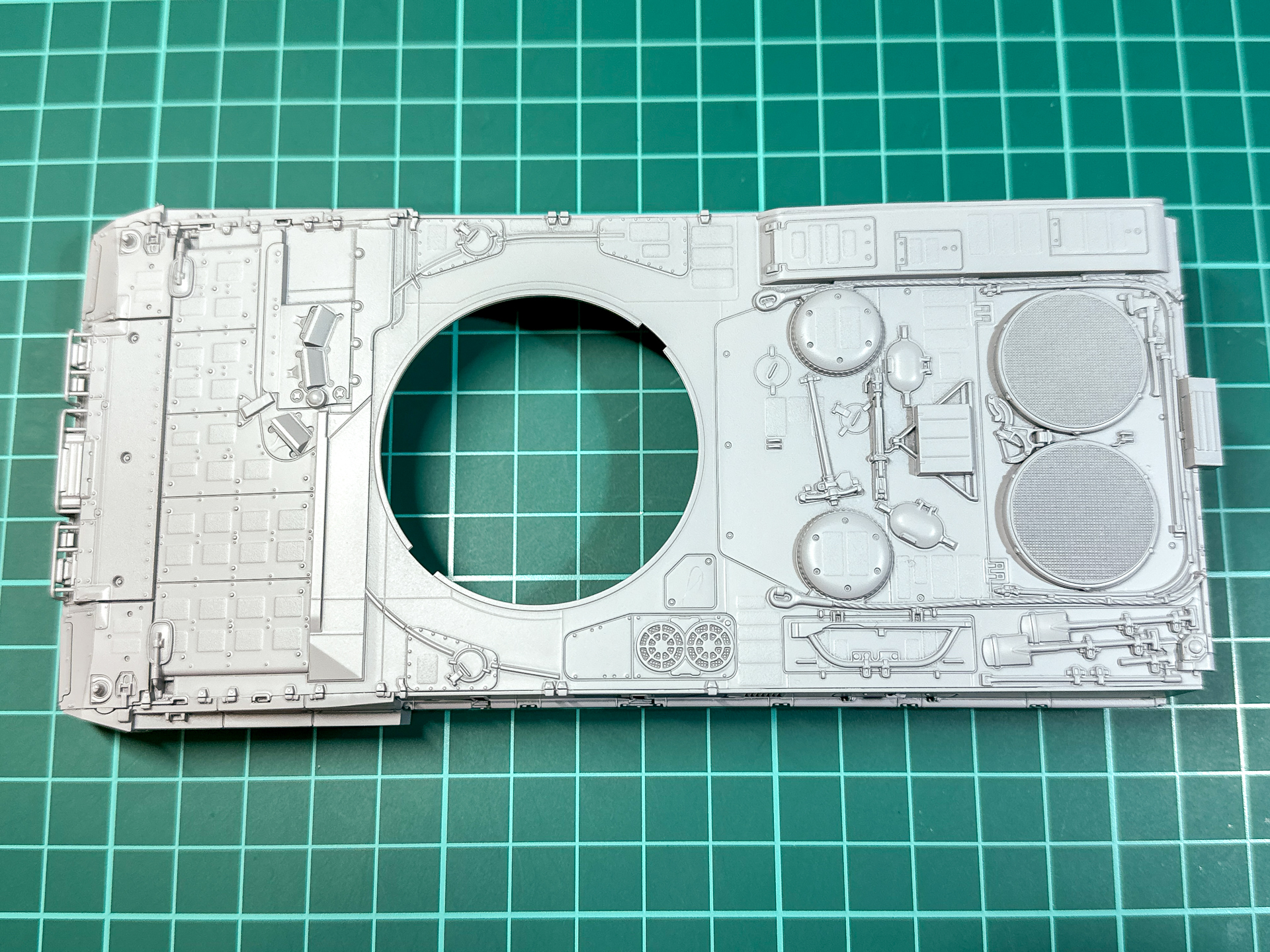 使用したサーフェイサーは簡単に使用できる缶スプレータイプです。