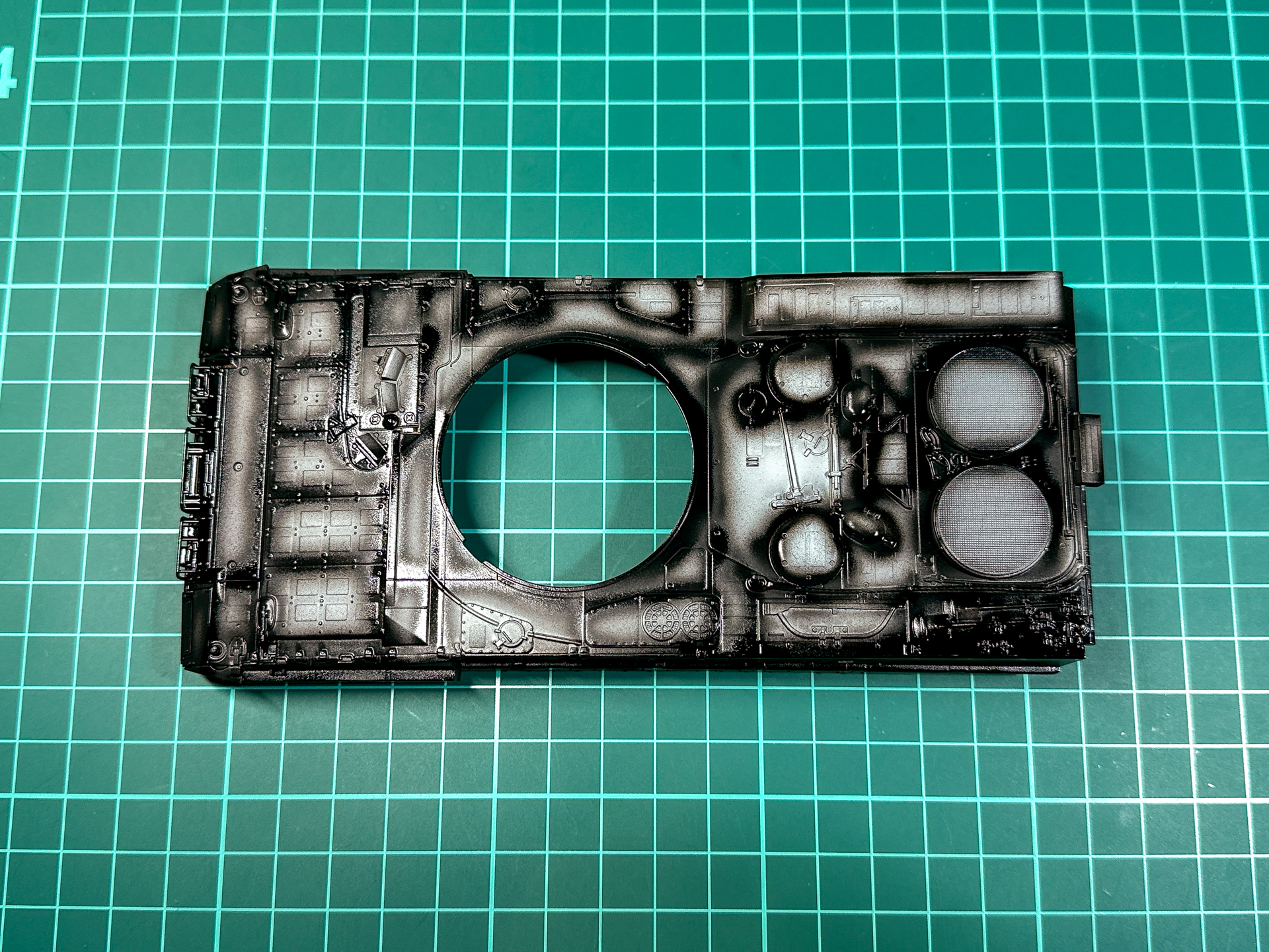 プレシェードはモールドラインやエッジ部分に塗布します。