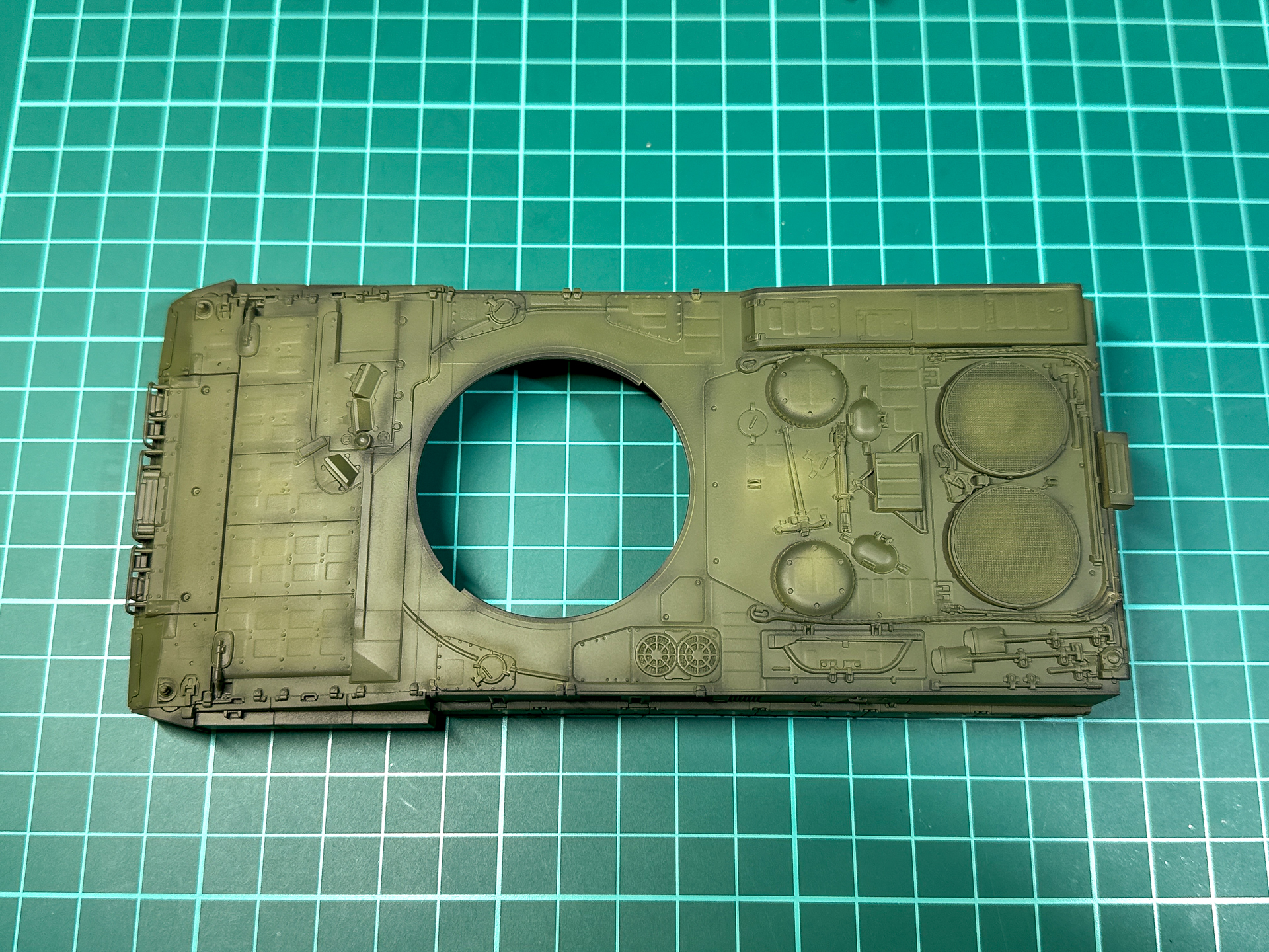 ベースカラーは立ち上げ塗装でエッジを強調した塗装を行ないます。