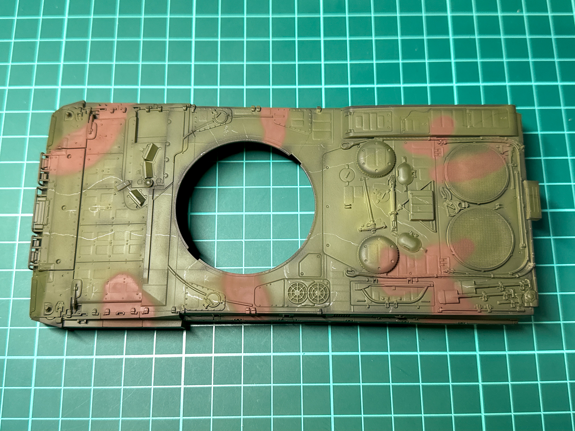 迷彩の塗り分けは鉛筆でアタリを記載しこれを参考にフリーハンドで迷彩を描き込みます。