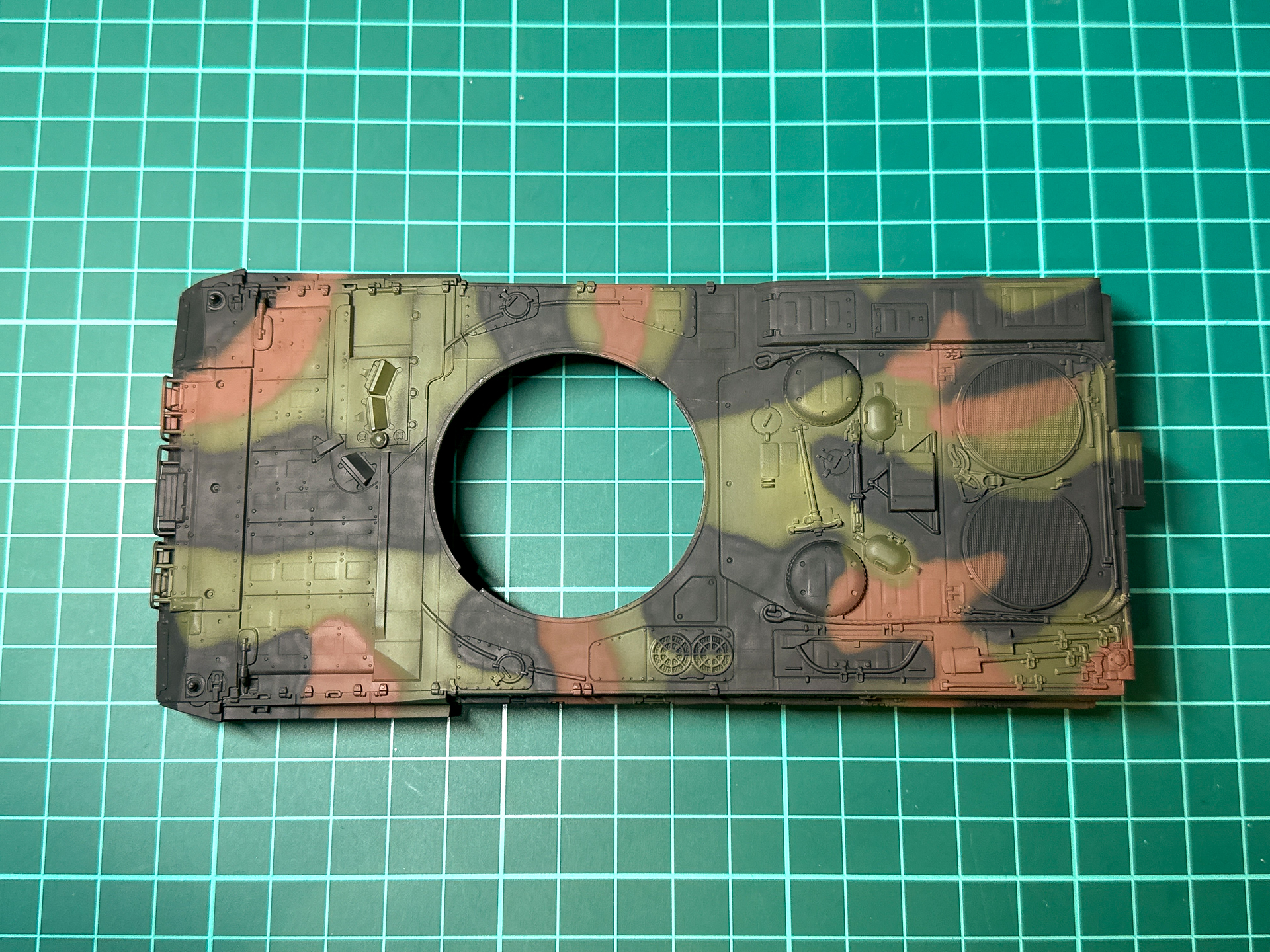 3色塗装後は、全体のバランスを見ながら色の配分を調整します。