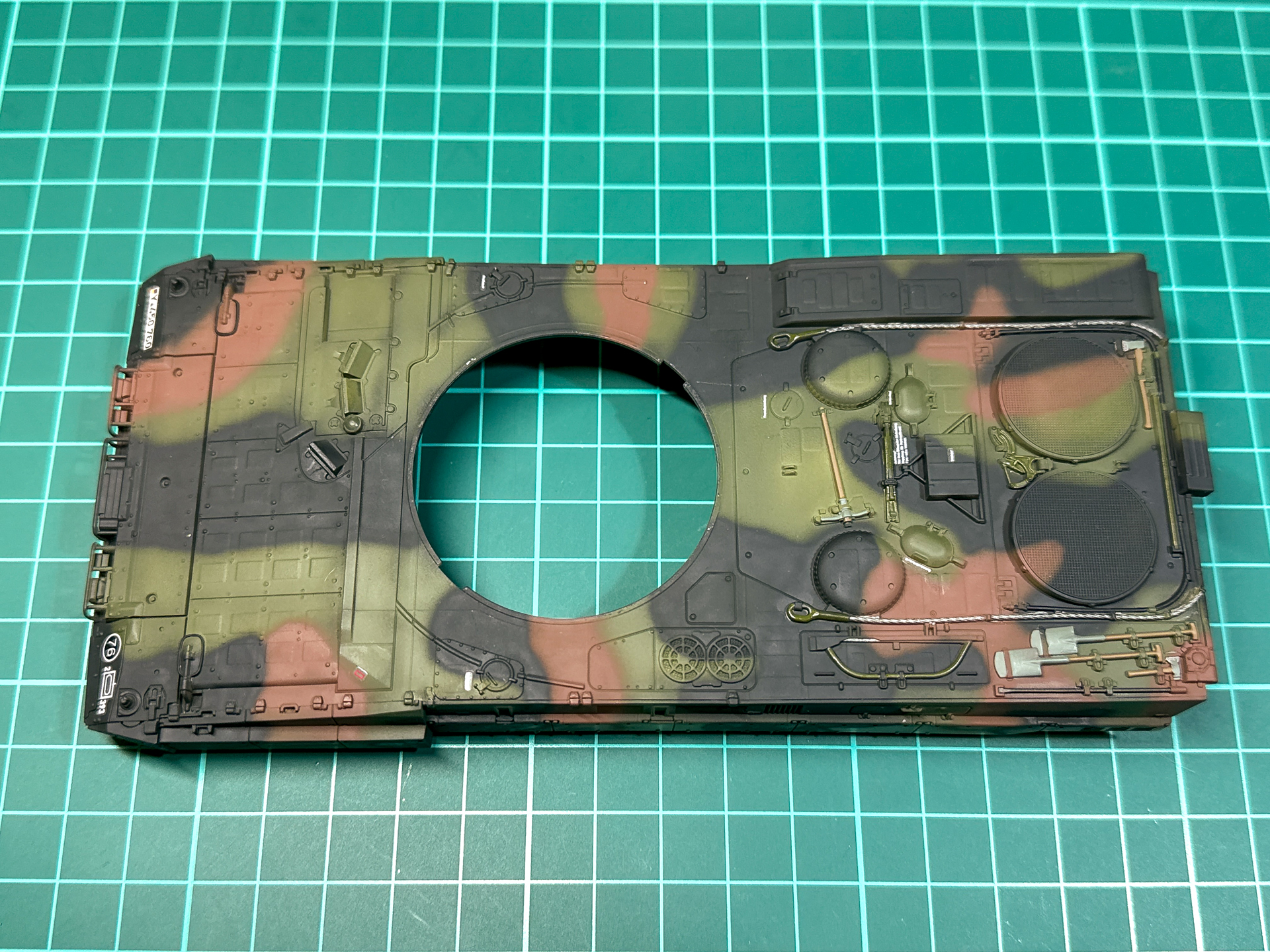 デカールは国籍マークだけでなく各種注意書きや車体番号があります。