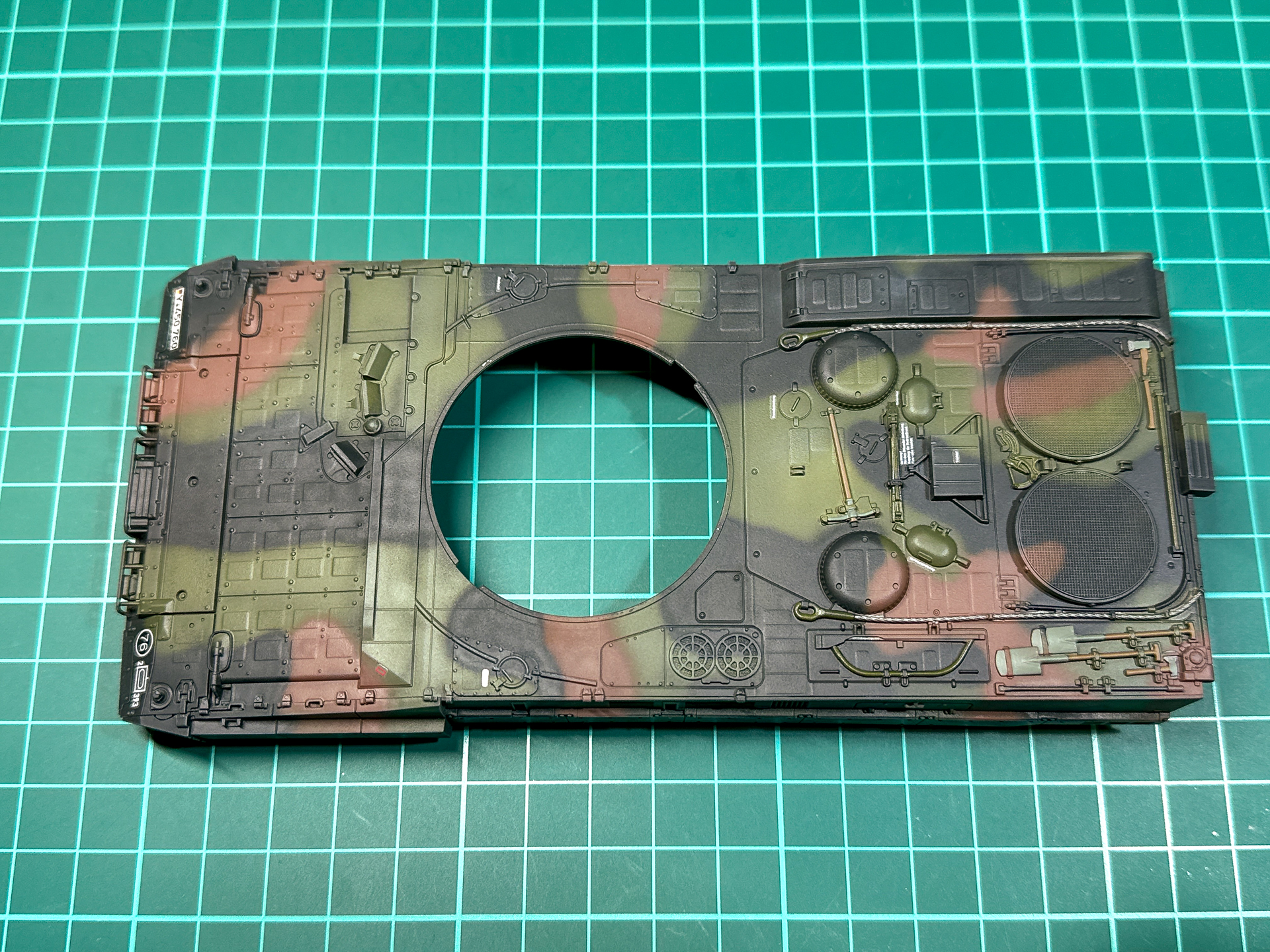 つや消しコートを行なうことで顔料の定着を図るとともに色味を落ち着かせます。