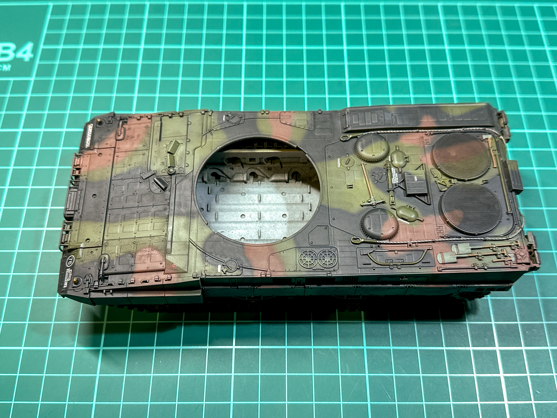 マルチブラックは黒の塗料であるため、色味が暗くなりました。