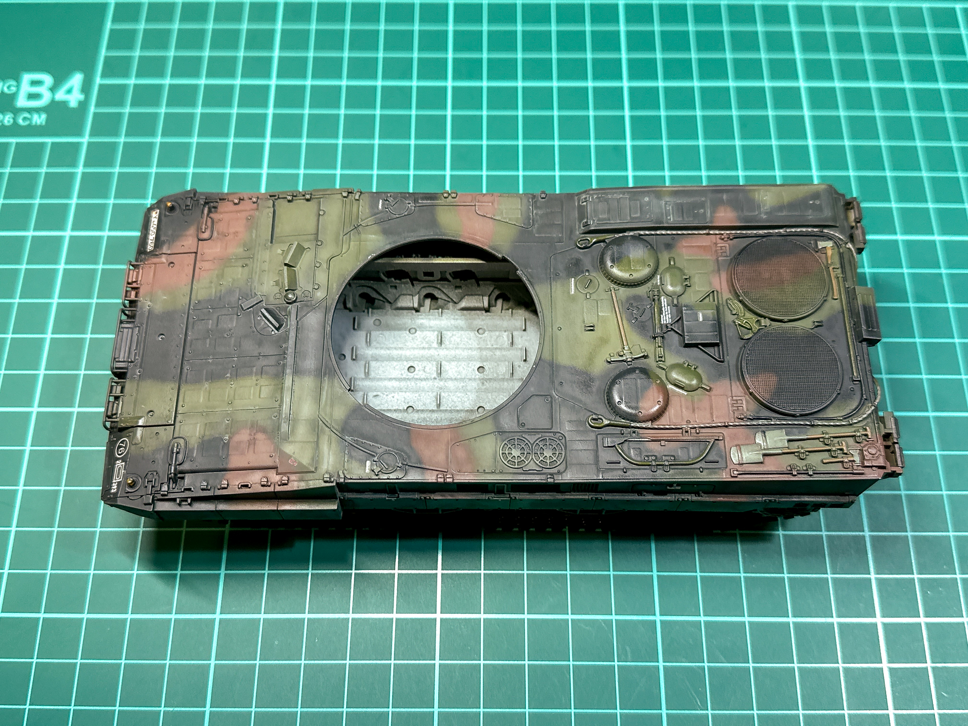 マルチグレーのウォッシングによって塗装の痛みを表現しました。