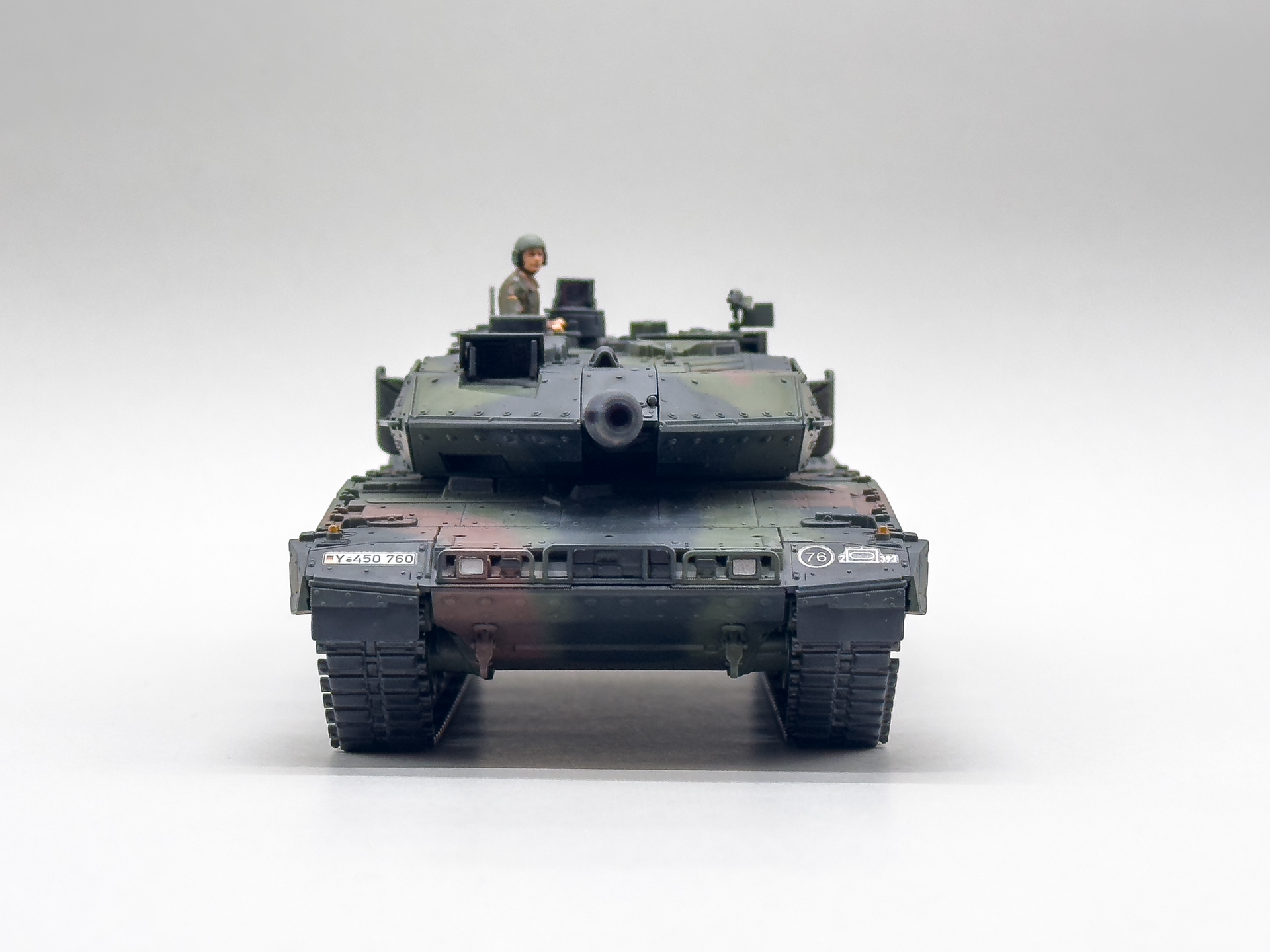 正面から見た「レオパルト2 A7V」は現用戦車に見られる薄い砲塔が特徴的です。