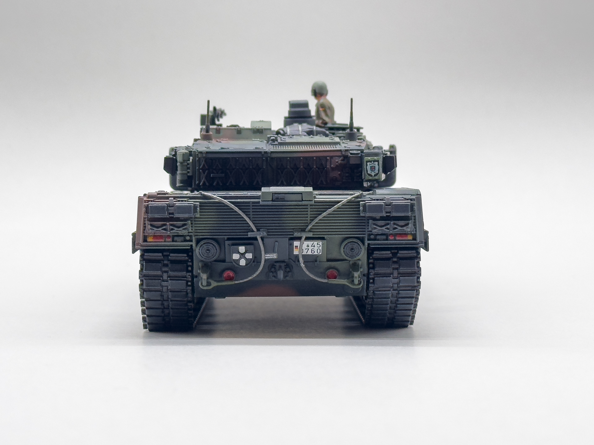 「レオパルト2 A7V」の背面は、テールランプや予備履帯がアクセントになります。