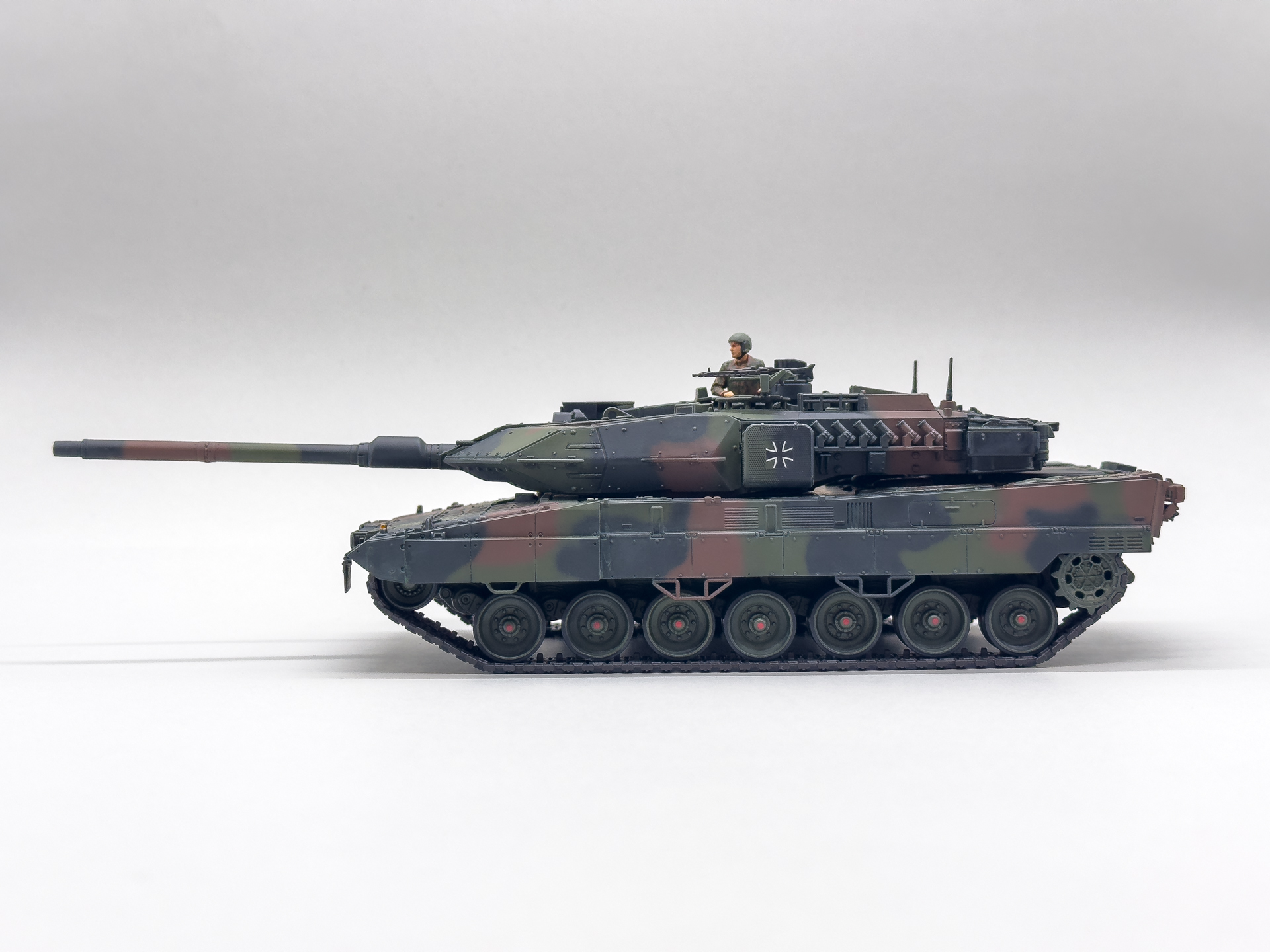 側面に取り付けられた砲塔のメッシュはスライドマークによる再現です。