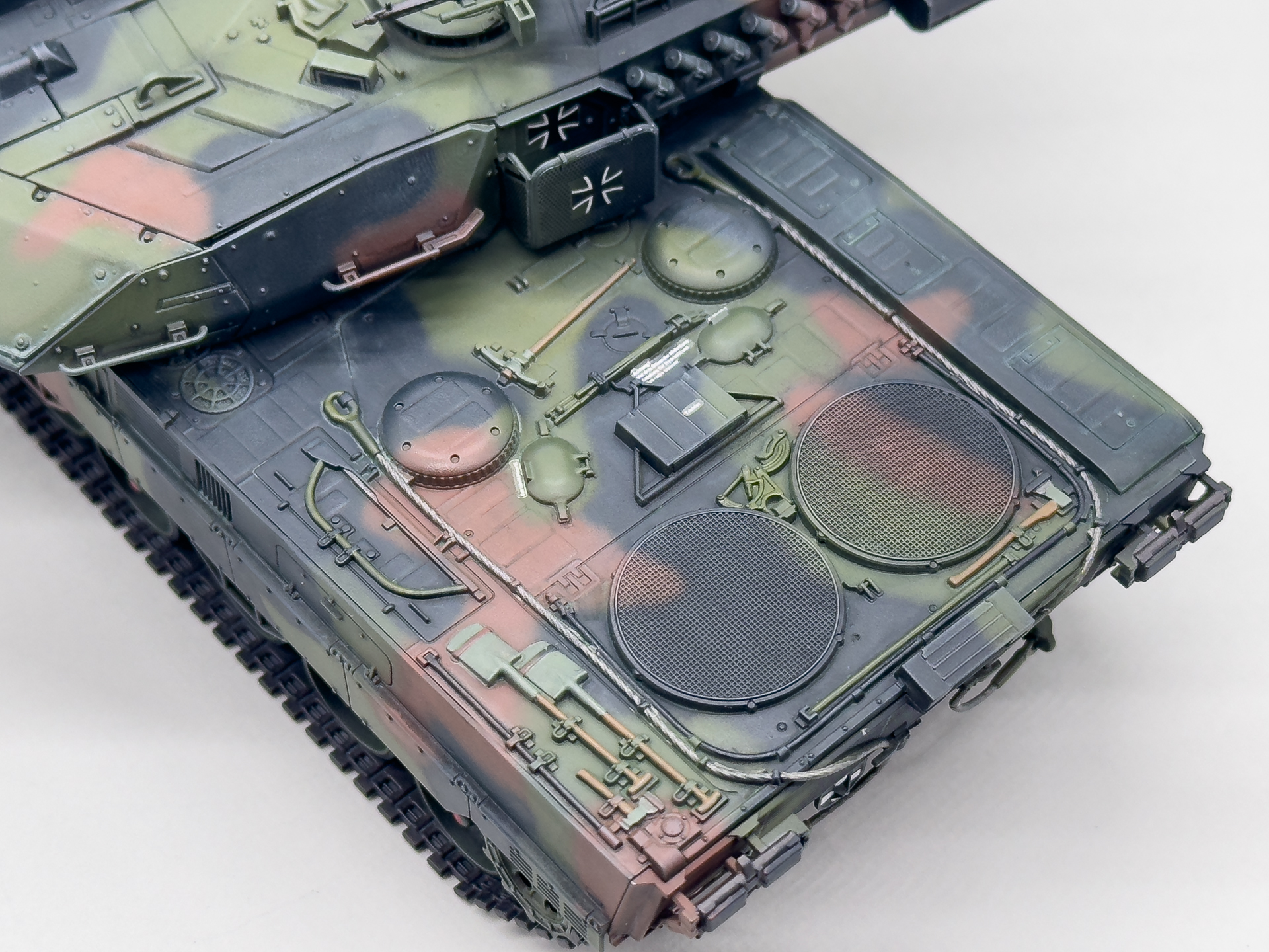 各種OVMは車体に彫刻してありますが造形も細かく塗り分けるだけでリアルに仕上がります。