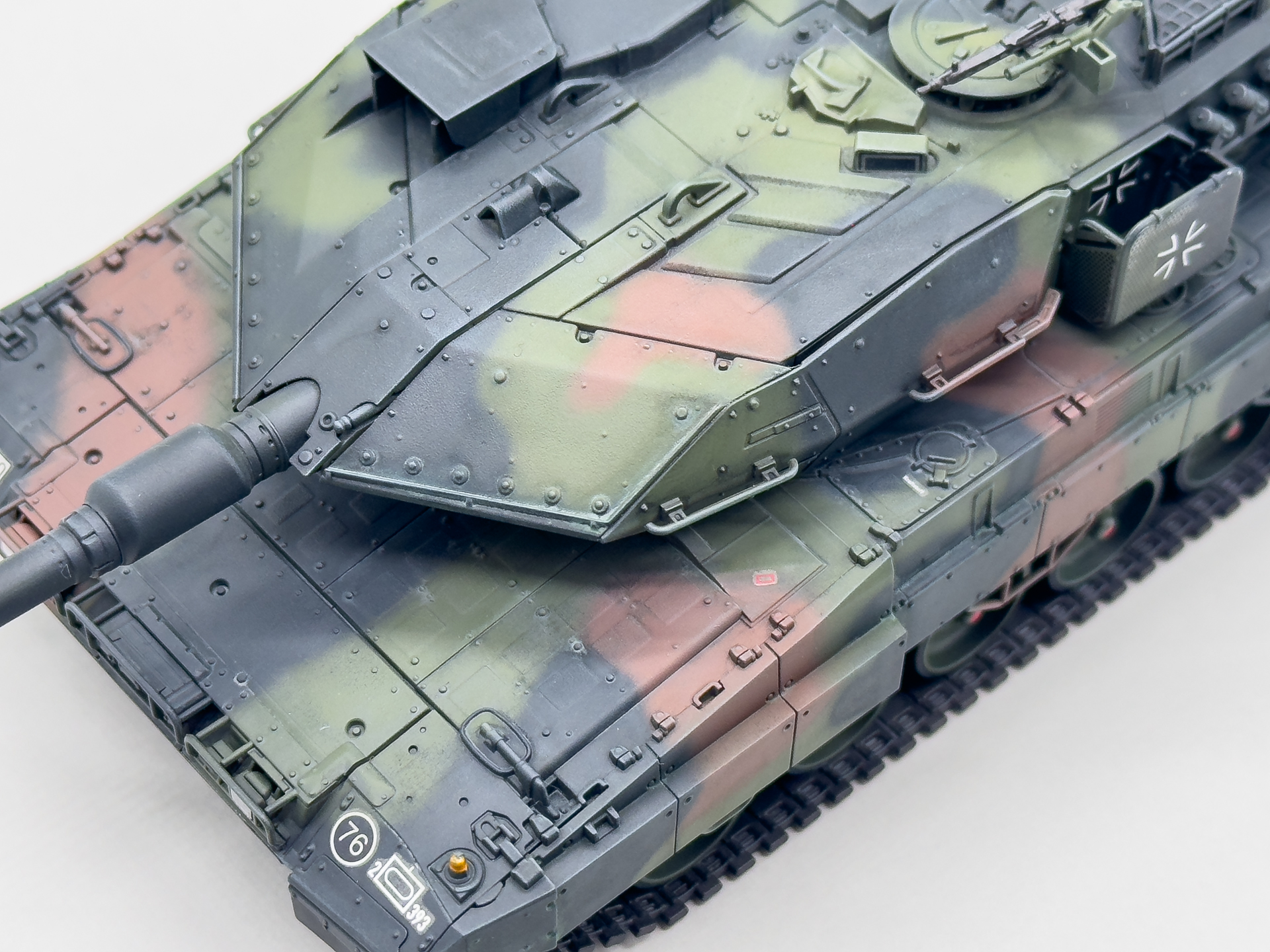 1/48スケールでもフリーハンドで迷彩を描くことができます。