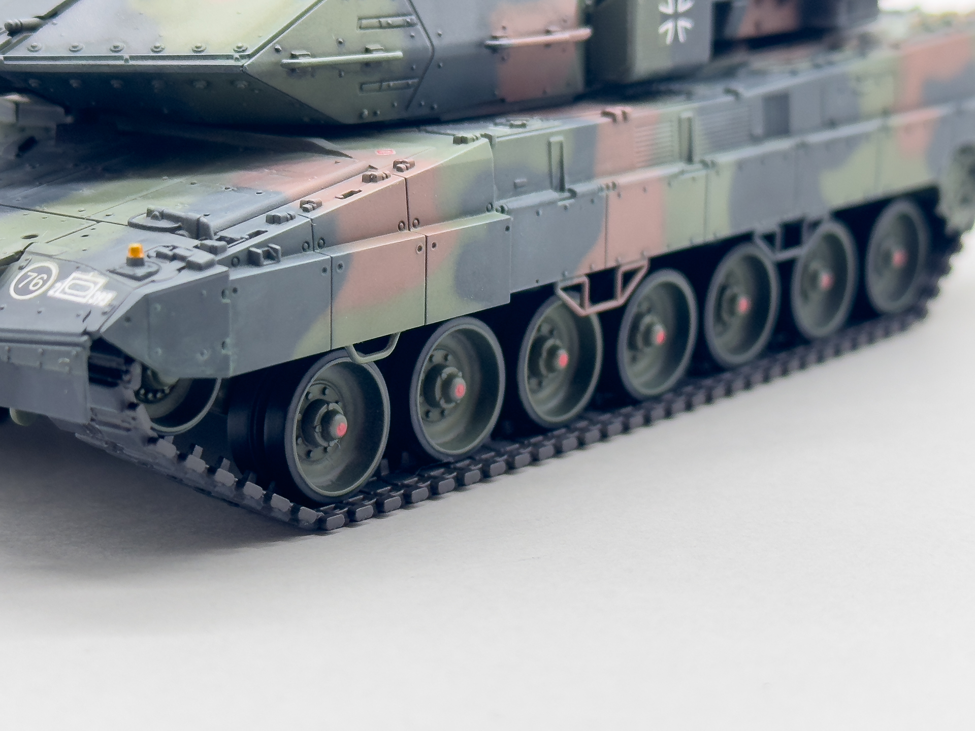 履帯は連結履帯のため完成後もシャープな造形が楽しめます。