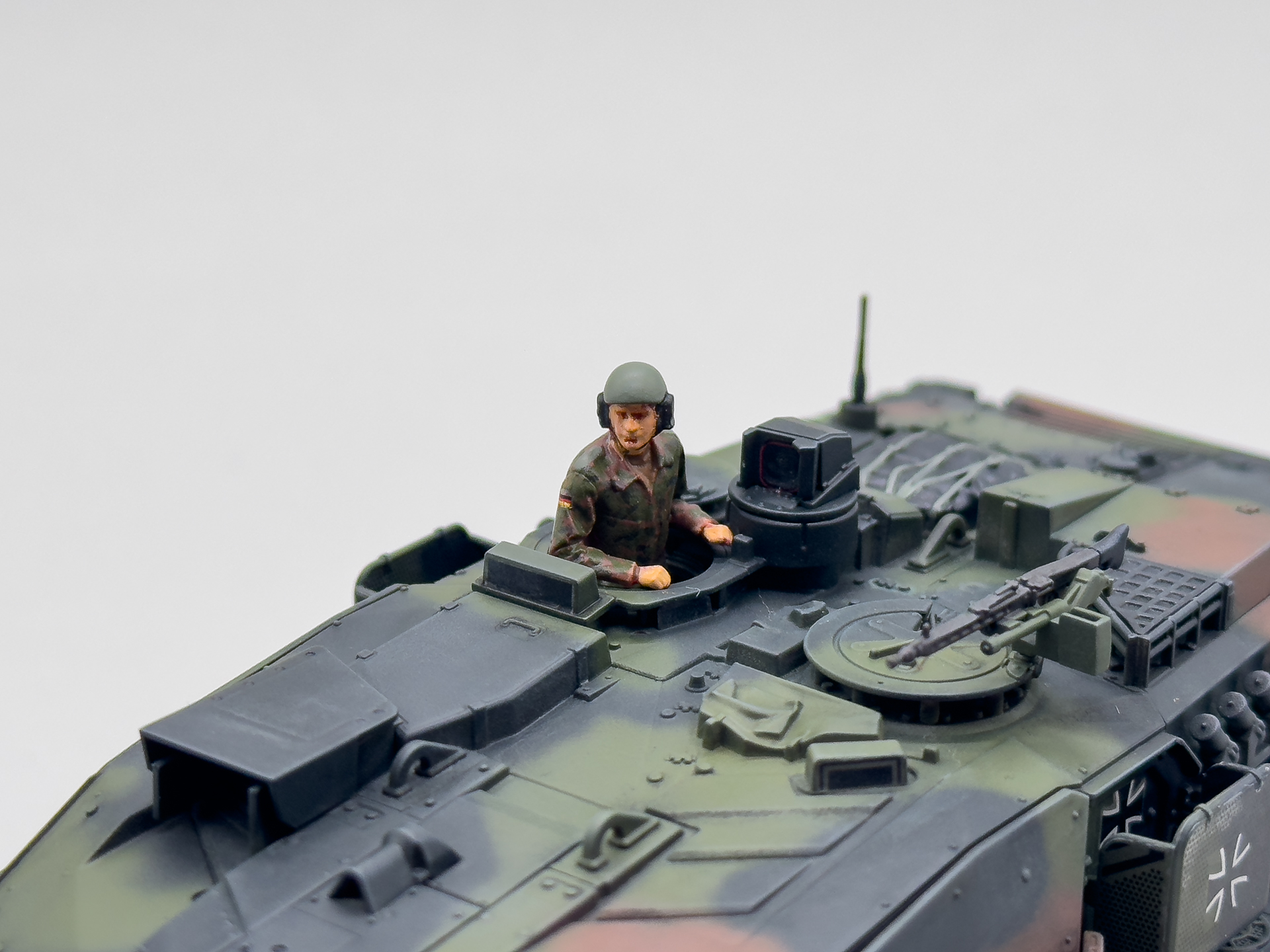 本キットには戦車兵の半身フィギュアが付属します。
