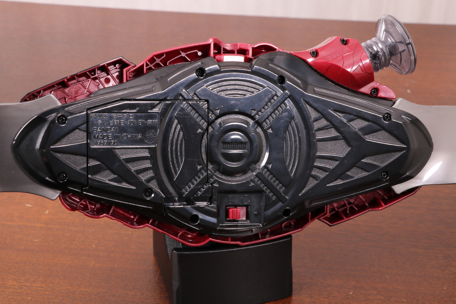 裏面には電源スイッチ、電池ボックスがある