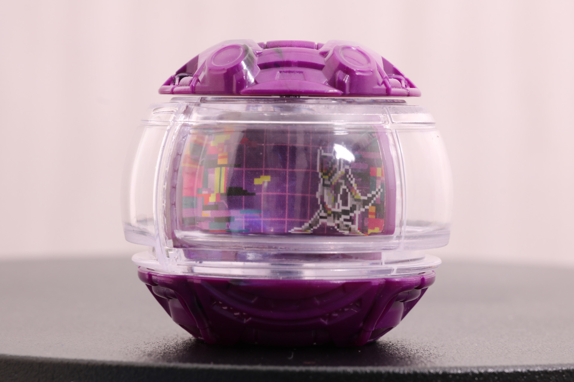 中央のクリアパーツの中にはドットアニメーションのイラストが描かれている