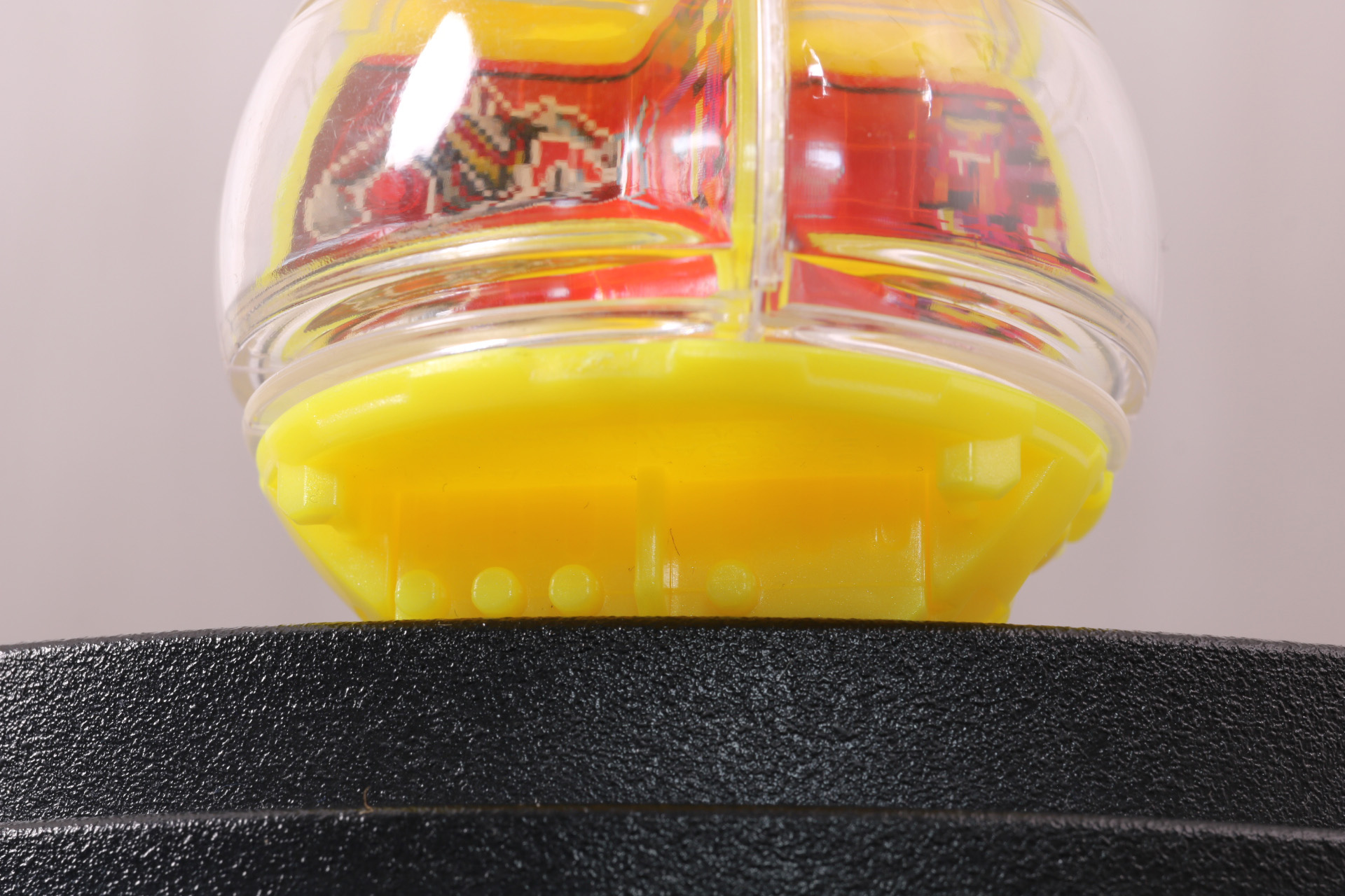 背面下部に認識ピンがある