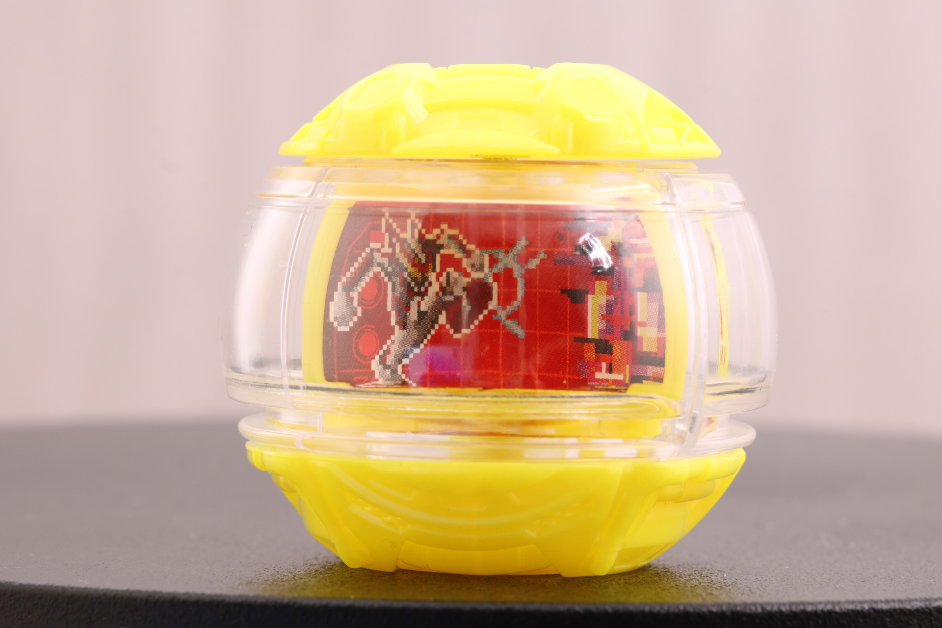 中央のクリアパーツの中にはドットアニメーションのイラストが描かれている