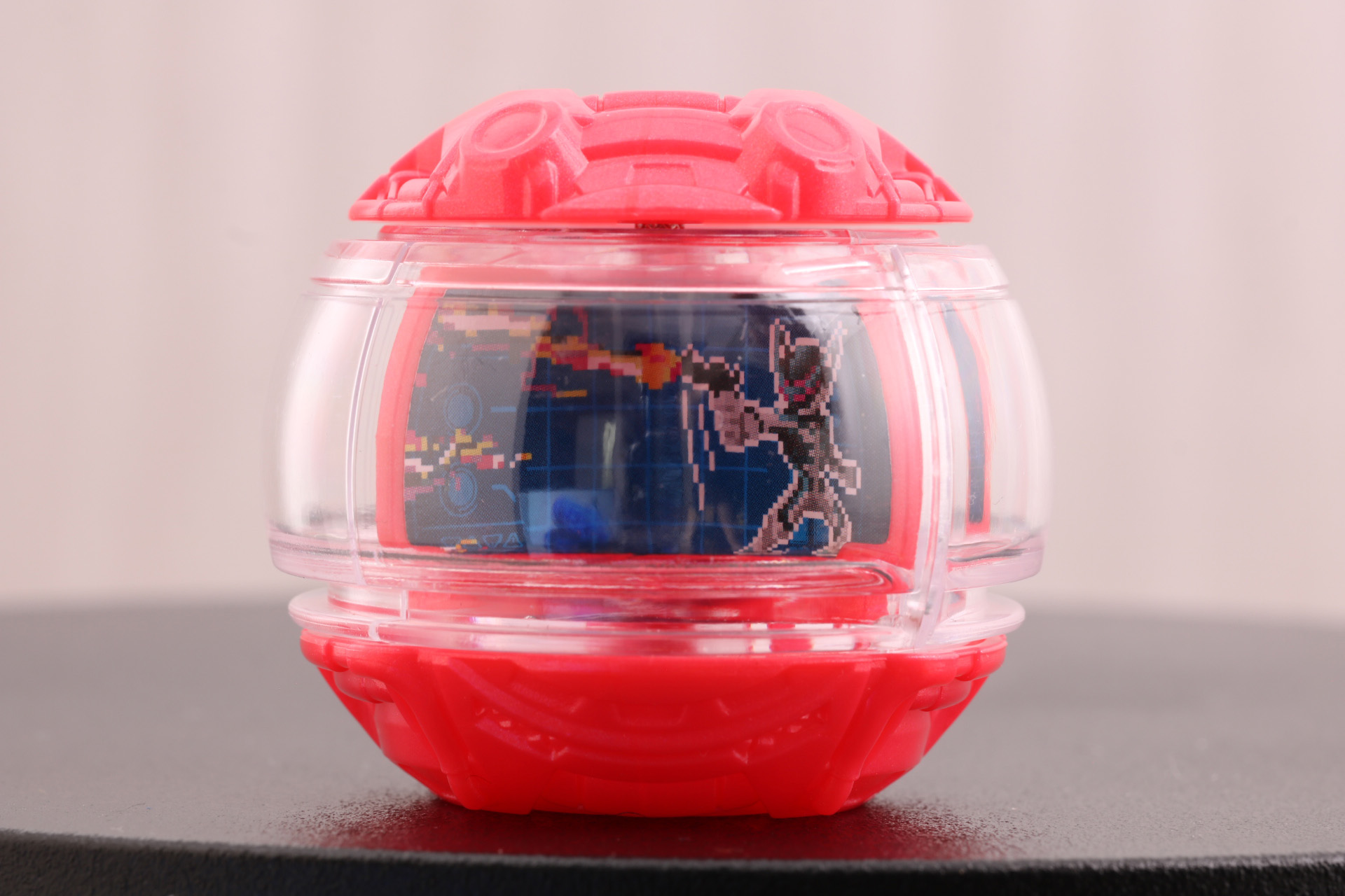 中央のクリアパーツの中にはドットアニメーションのイラストが描かれている