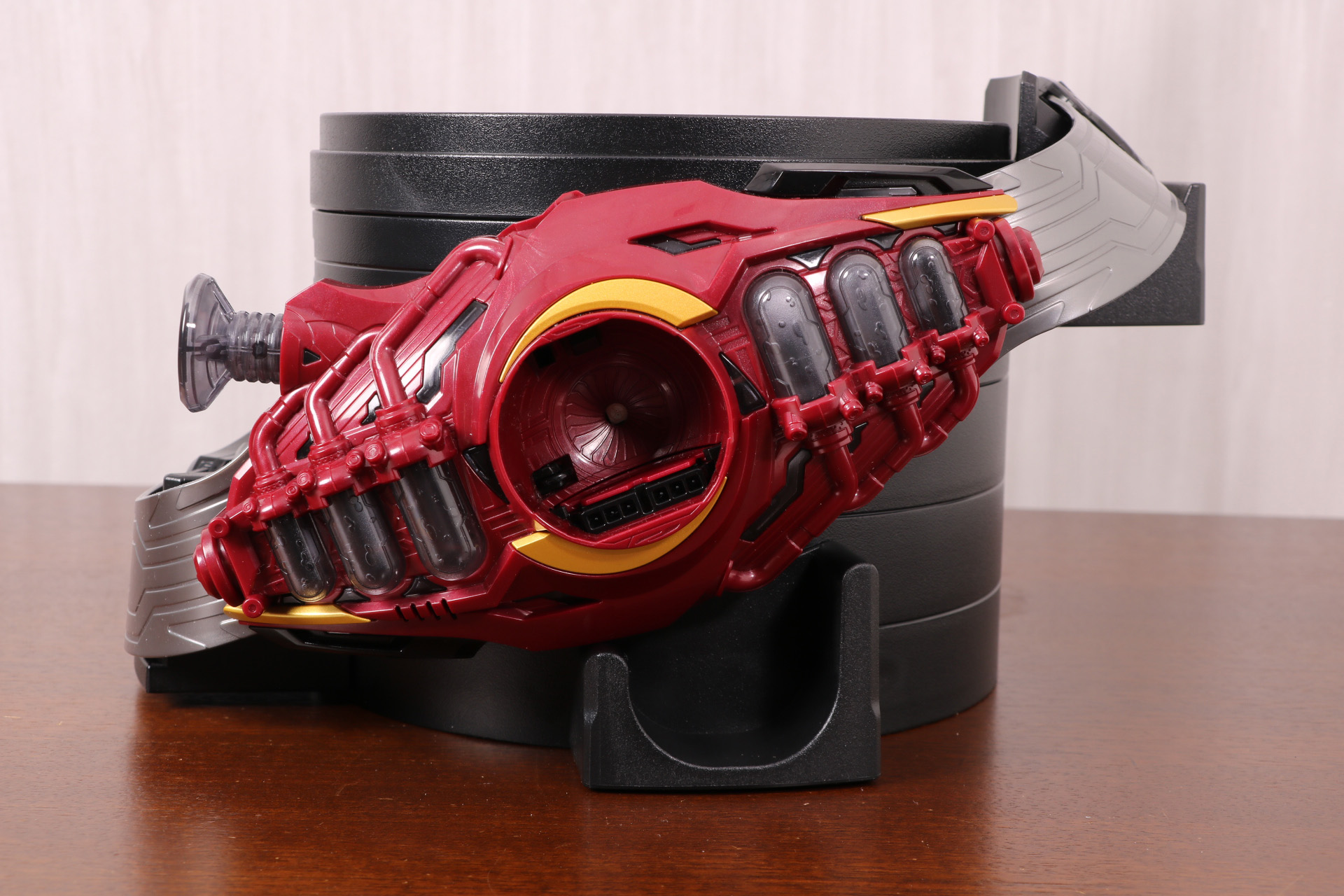 カプセム装填口。内部には認識ピンのスイッチや回転認識パーツ、中央にはLEDが仕込まれている