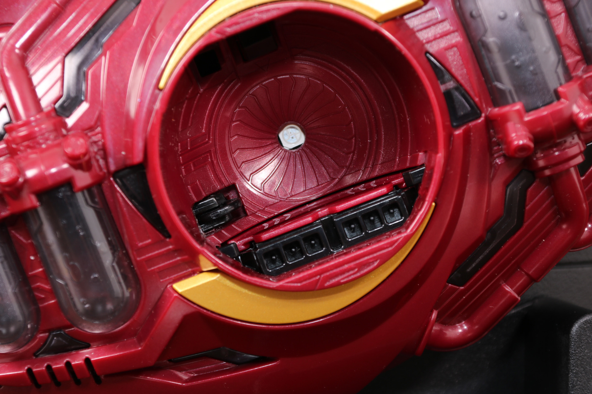 カプセム装填口。内部には認識ピンのスイッチや回転認識パーツ、中央にはLEDが仕込まれている