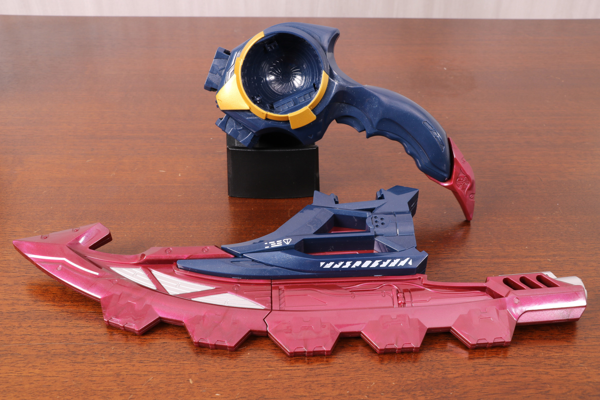 「DXブレイカムブレイカー」は本体とブレードパーツで構成されている