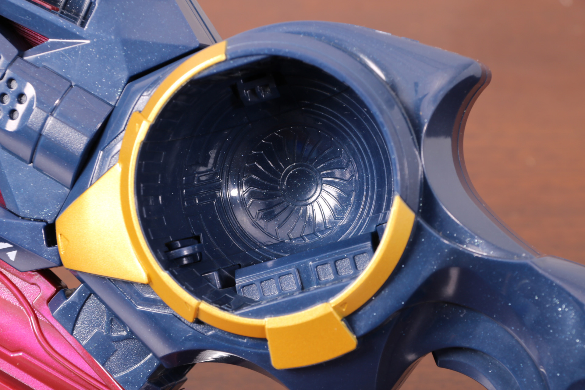 本体中央にはカプセム装填口。内部には細かなディテール、カプセムの回転を認識するスイッチがある