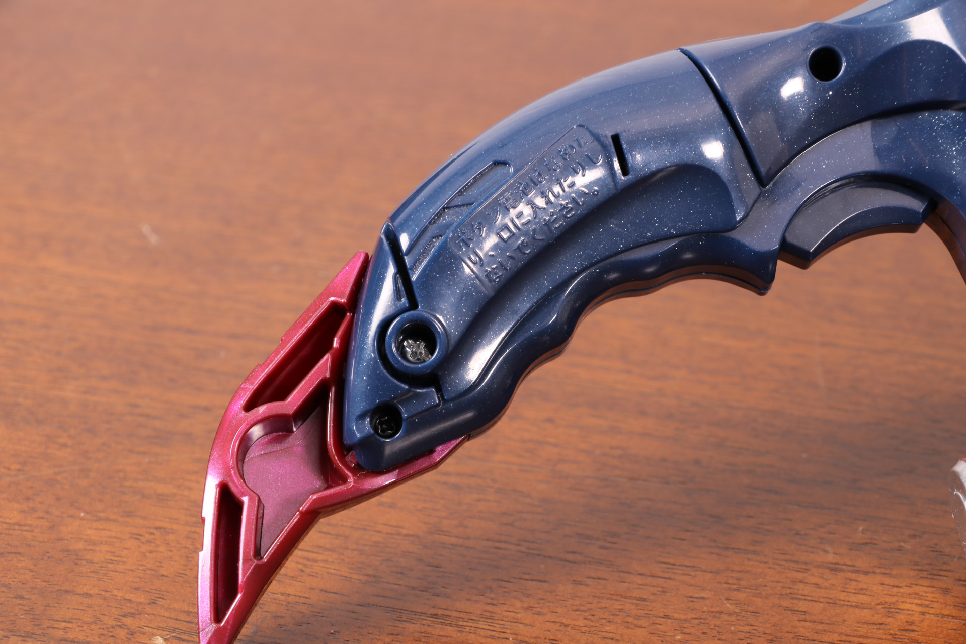 本体背面にはカプセムのロック解除ボタンとブレードパーツのロック解除ボタンがある