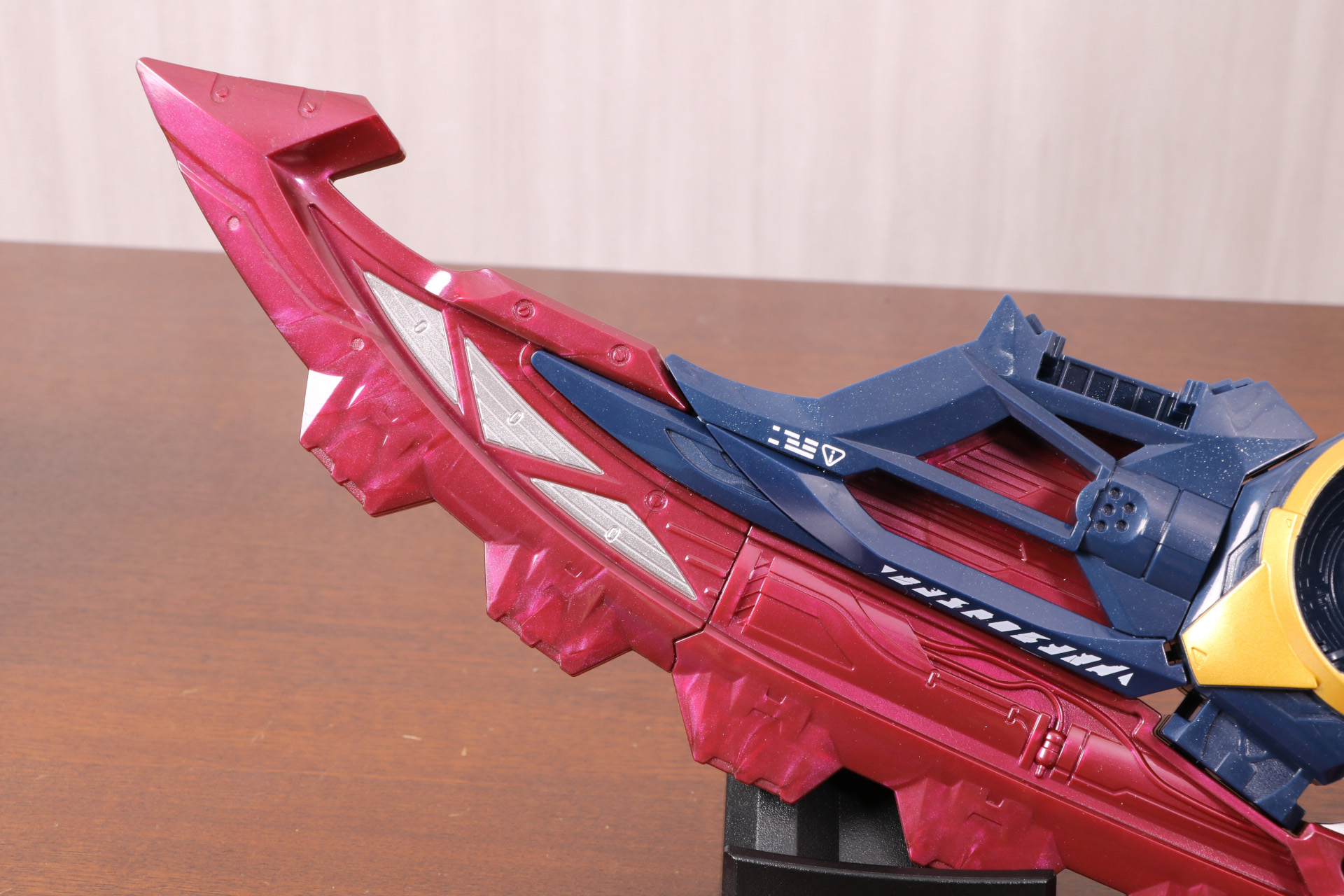 ブレードパーツはノコギリのような刃造形