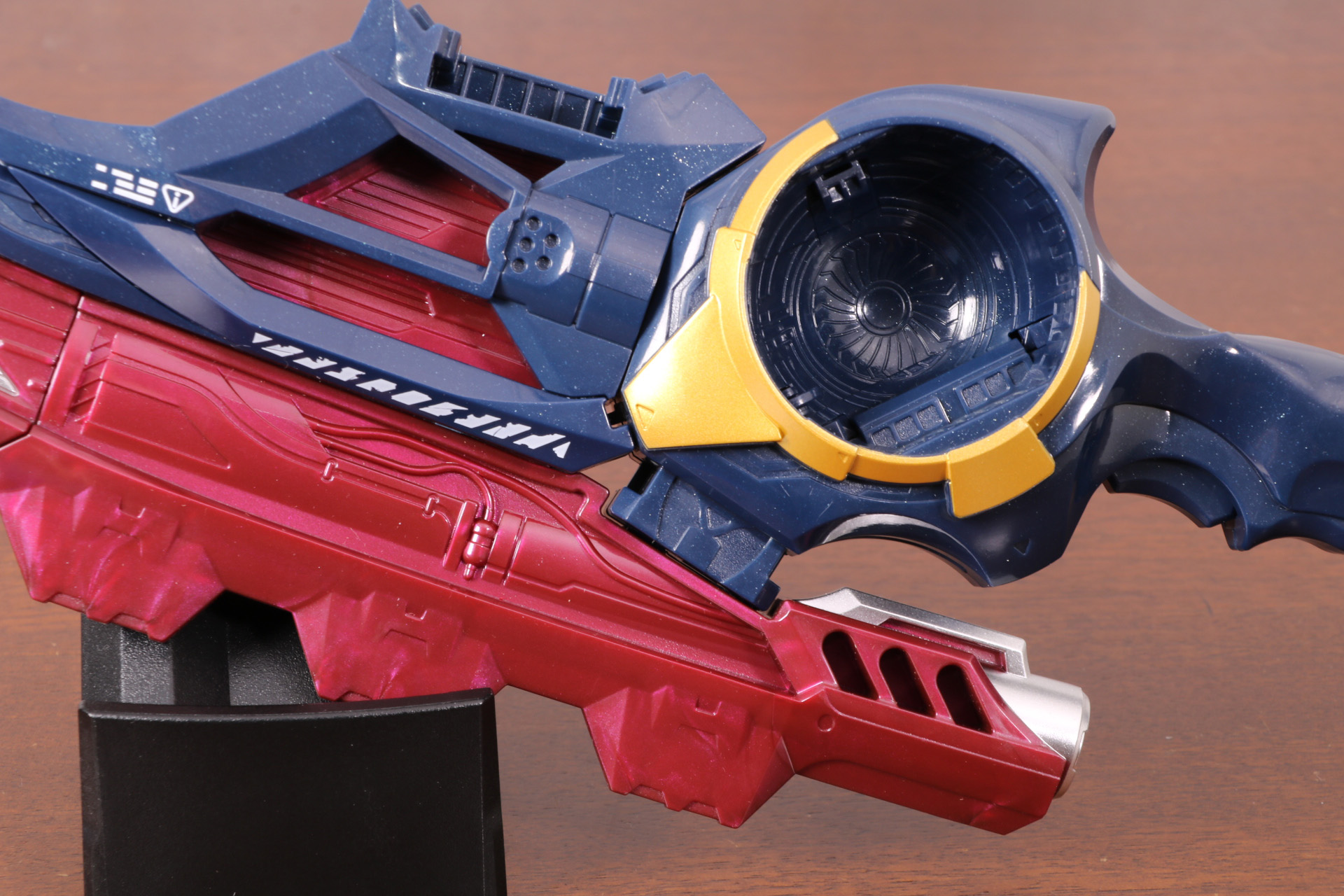 柄頭にはかぎ爪のような造形が入っている