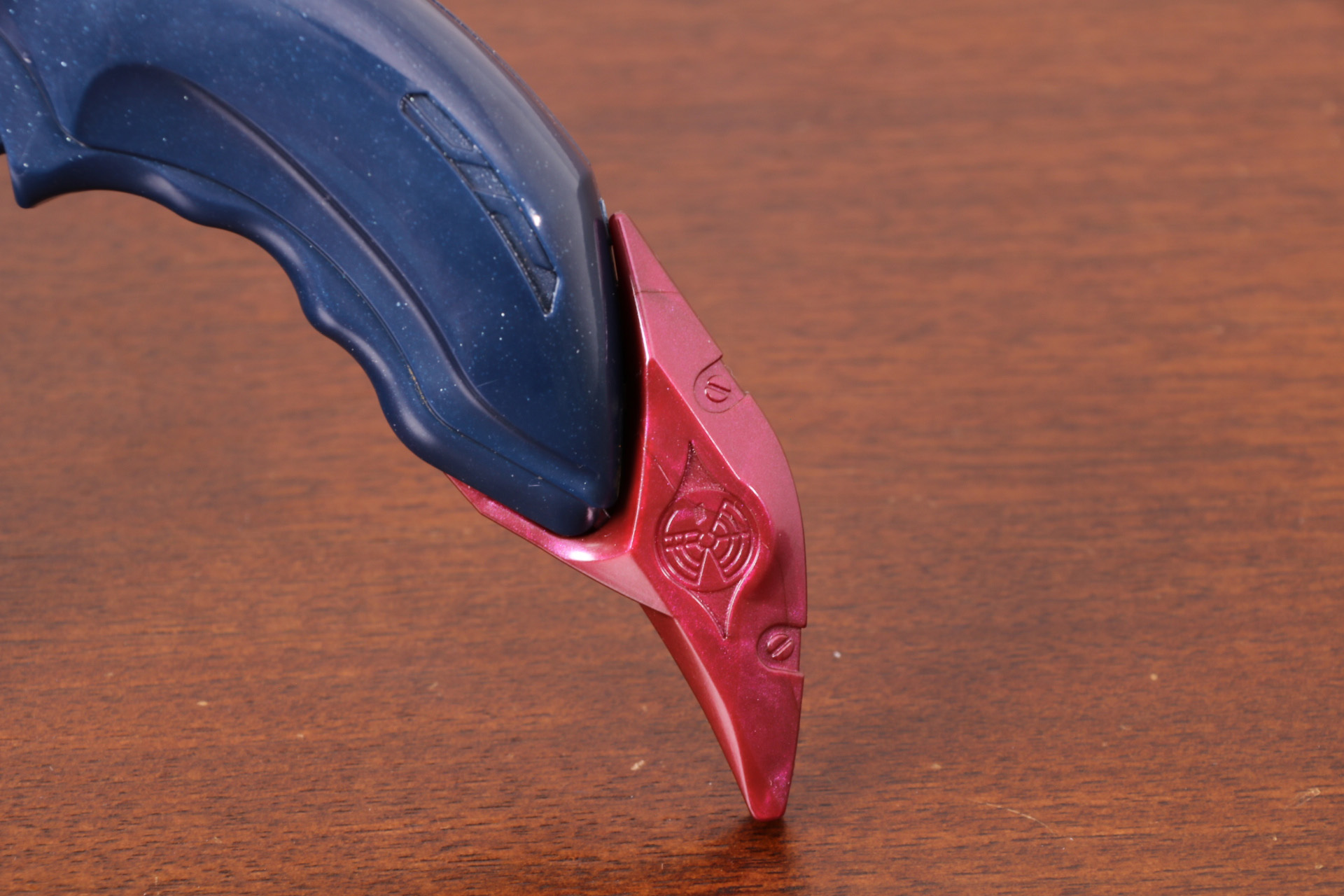 柄頭にはかぎ爪のような造形が入っている