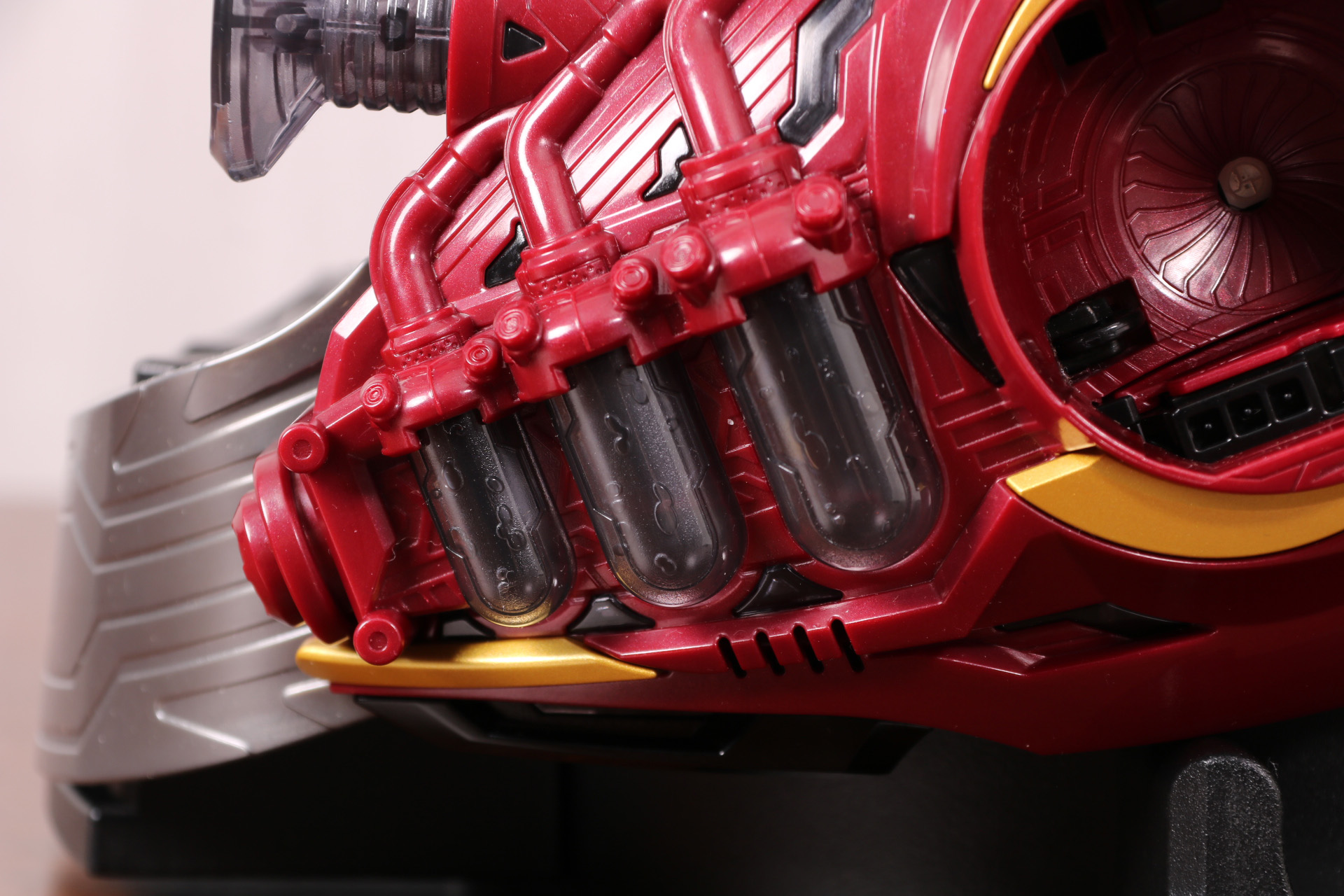 左右にはクリアパーツで試験管の造形が入っている