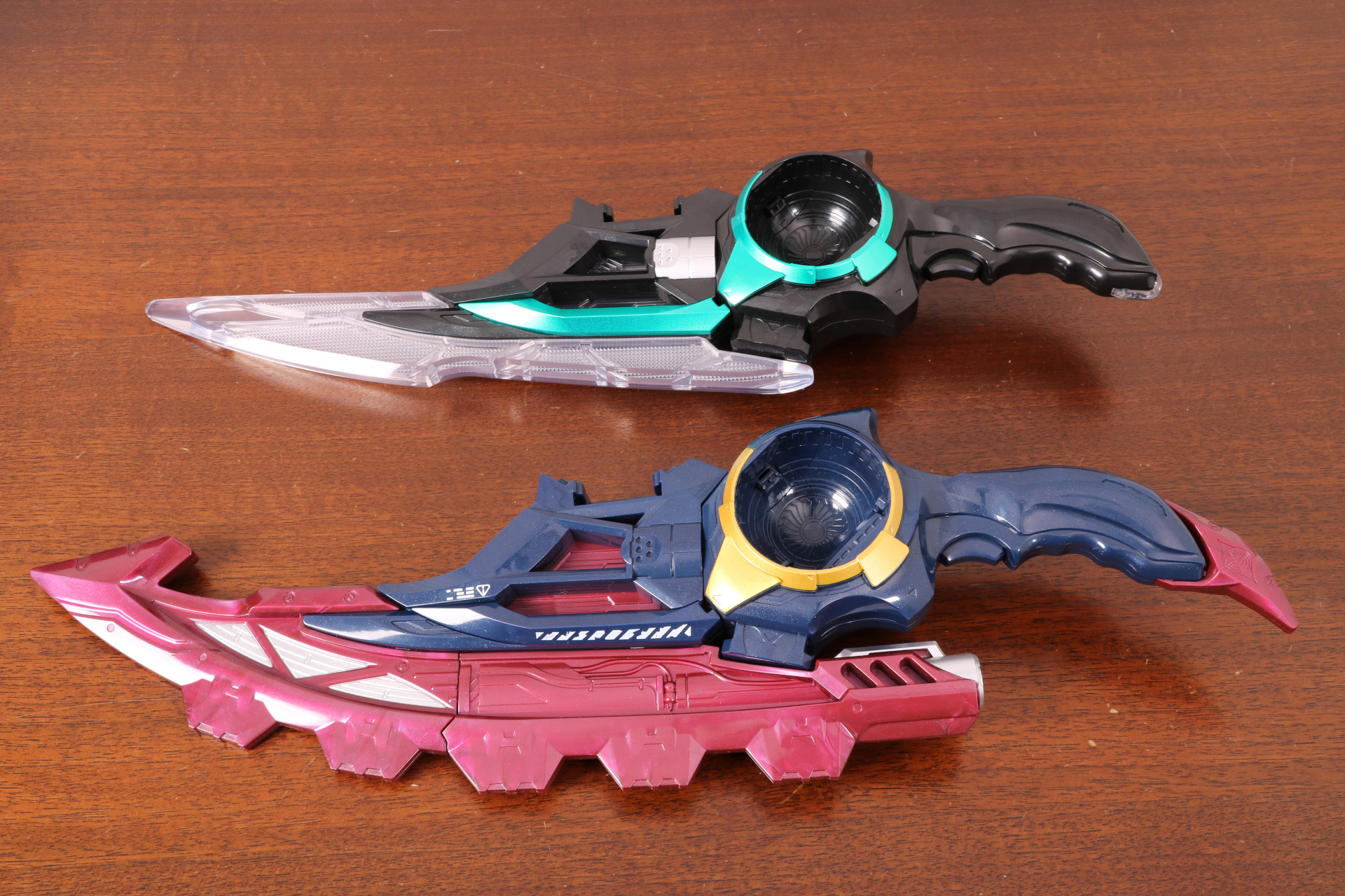 別売りの「DXブレイカムゼッツァー」ソードモードと比較。刃部分が幅広い印象