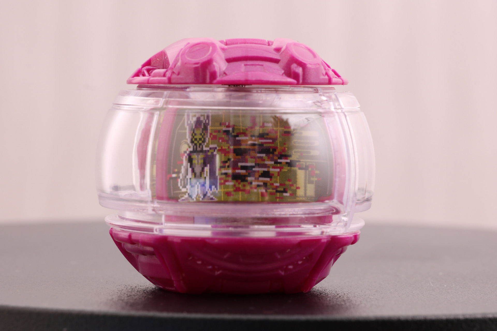 中央のクリアパーツの中にはドットアニメーションのイラストが描かれている