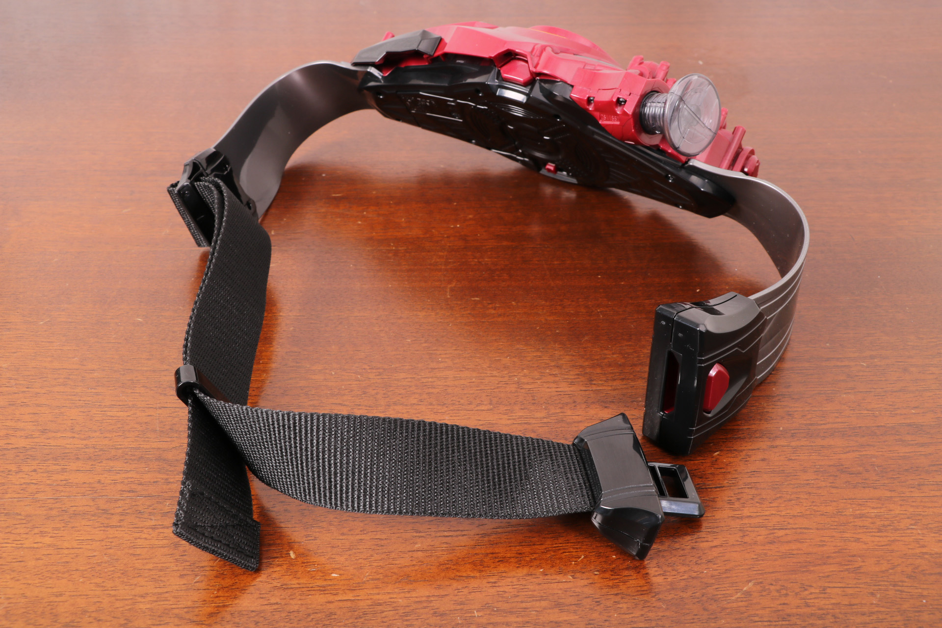 帯は長さを調節することができる。バックル型のパーツで胸に巻くことができる