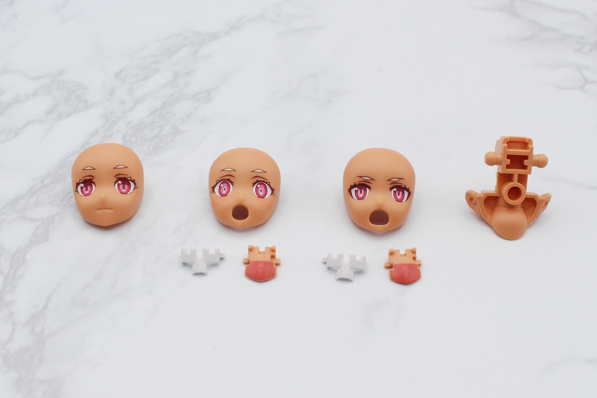 フェイスパーツは3種類。うち口の開いた2つは歯のパーツを用意