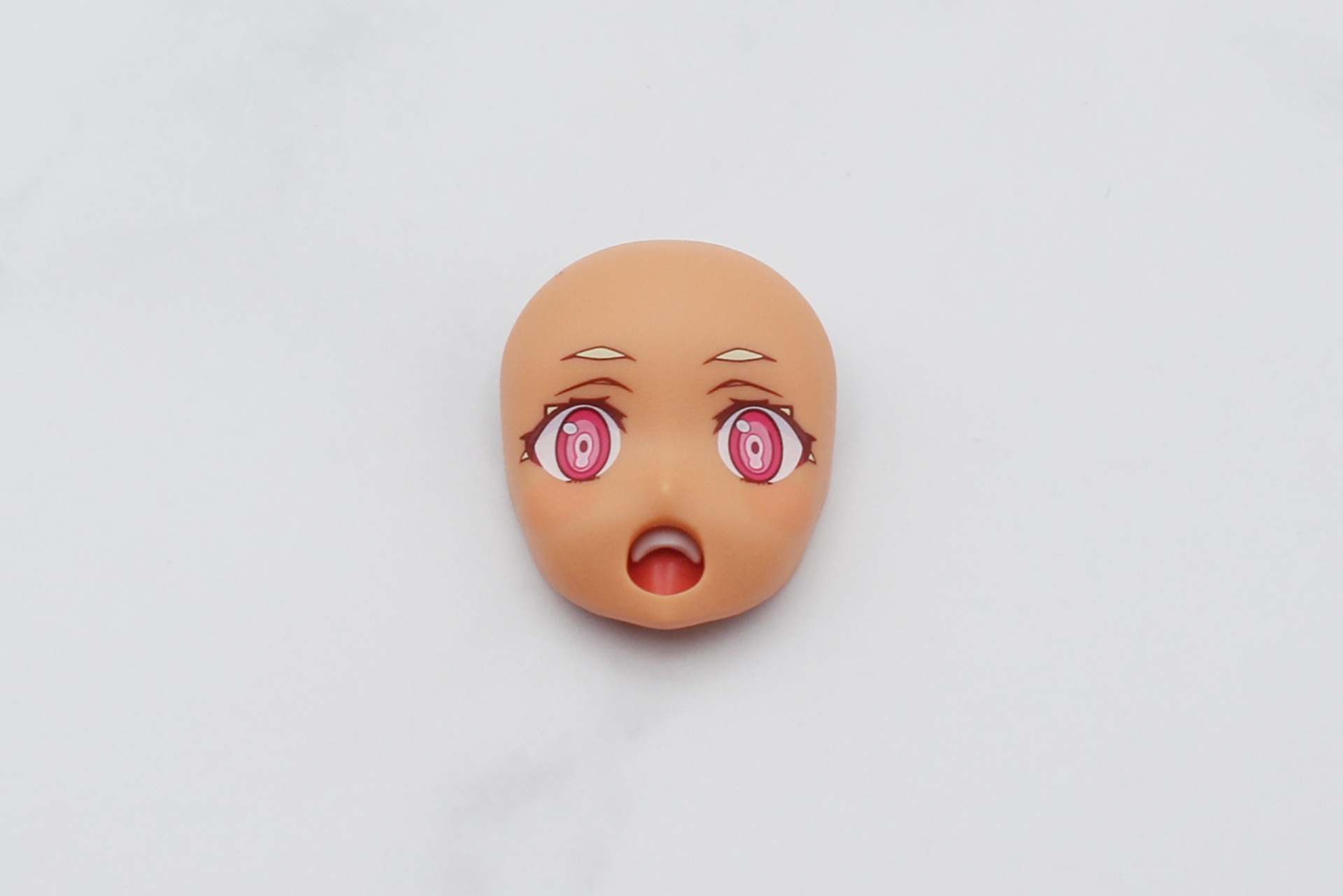 歯を取り付けたフェイスパーツ。左右が尖った歯のパーツは八重歯のように見える。