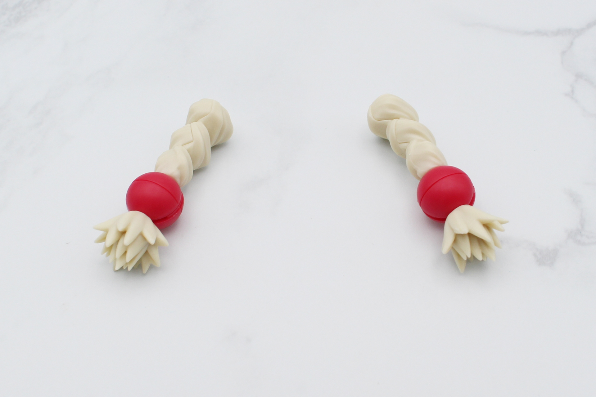 三つ編みを組み立てる。赤のパーツの部分はジョイントで先端がスイング可動する