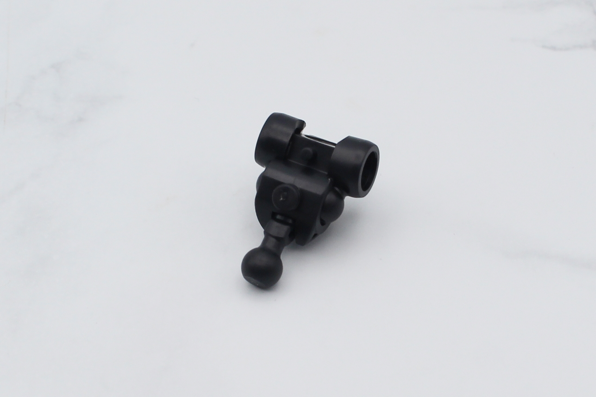 胴体の組み立て。胴体内のジョイントは従来通りの設計