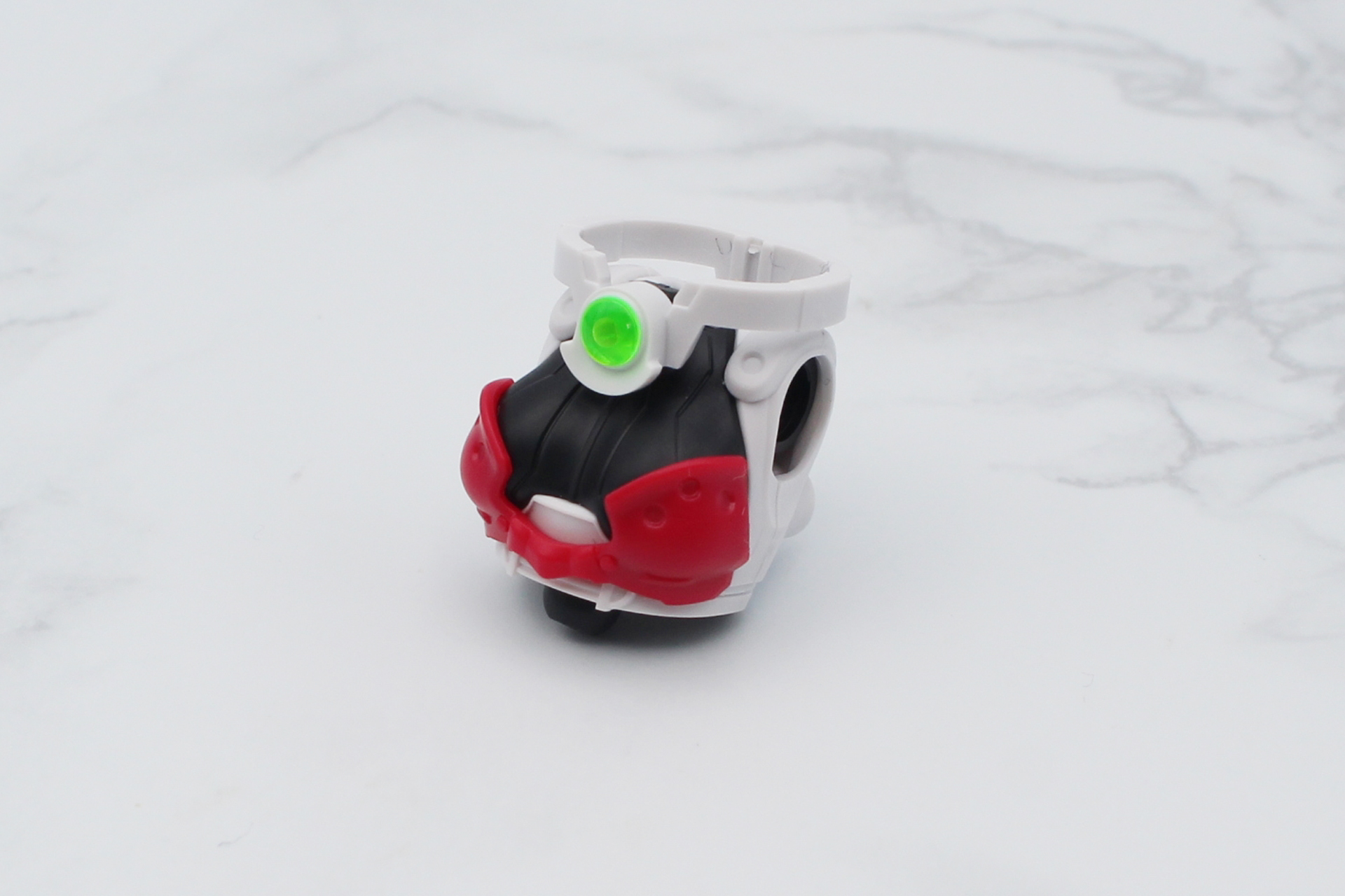 バストパーツと首回りの飾りを組み立てて取り付ける