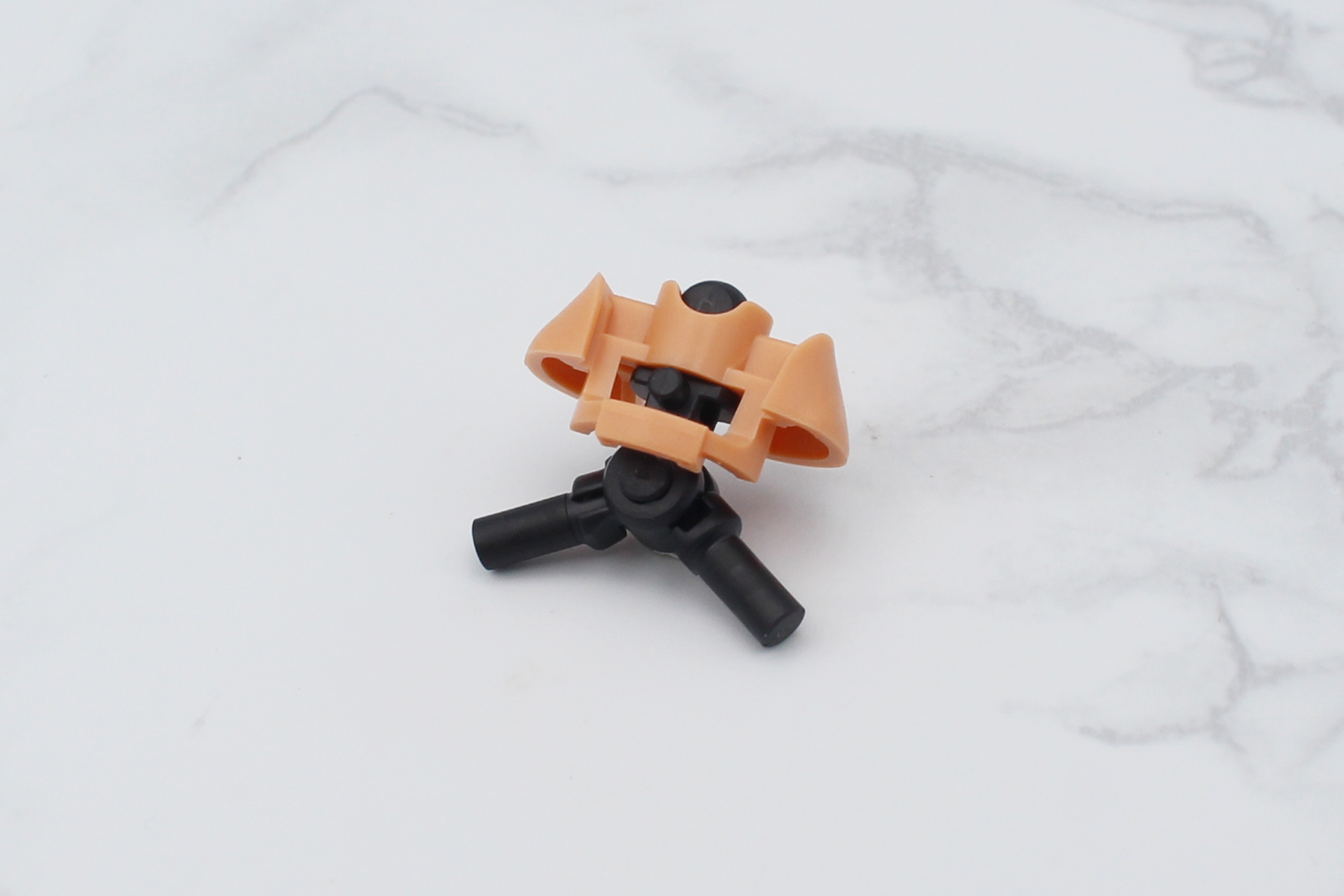 腰部の組み立て。股関節を組み立てる