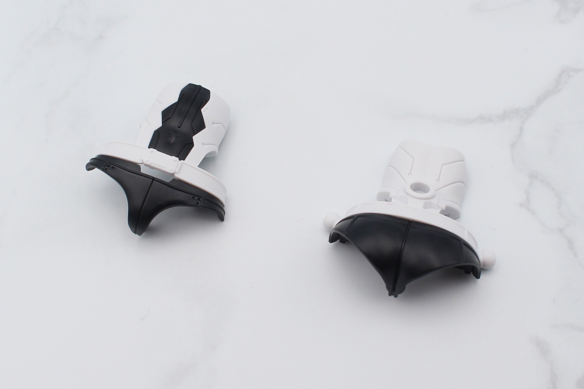 腹部のパーツを組み立てる