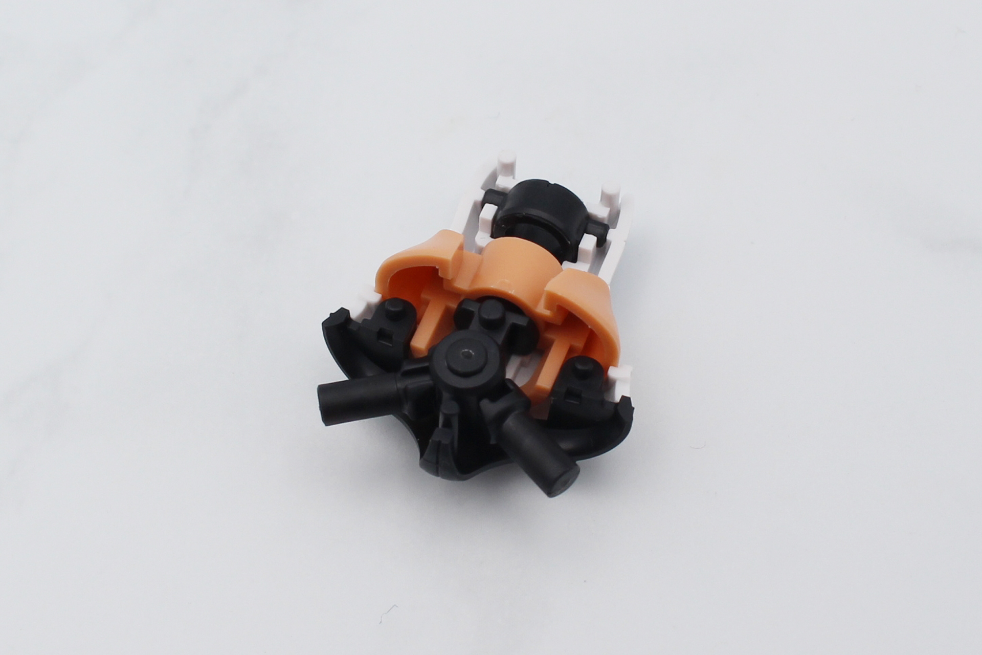 腹部のパーツで股関節を挟んで組み立てる