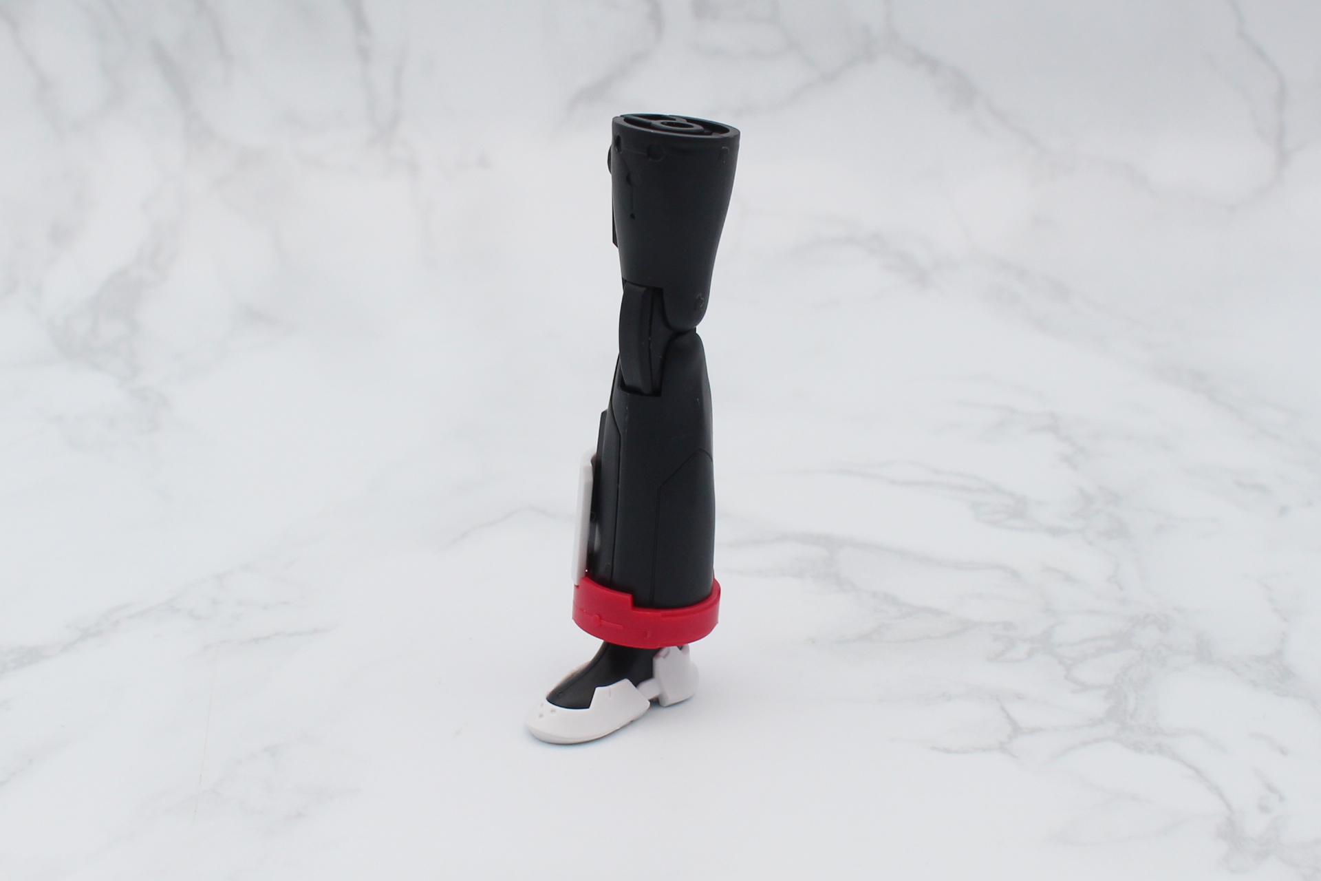 太ももと膝関節を組み立てて脛に取り付ける