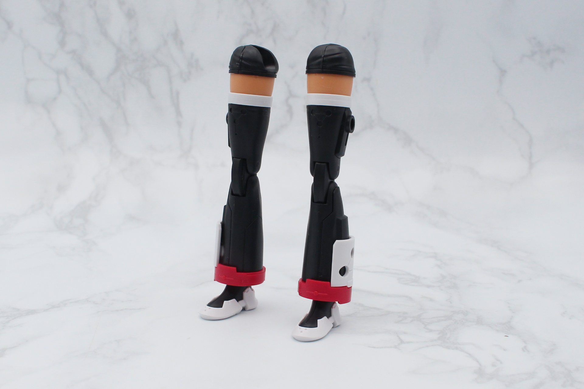 同様に左脚も組み立てて脚部が完成