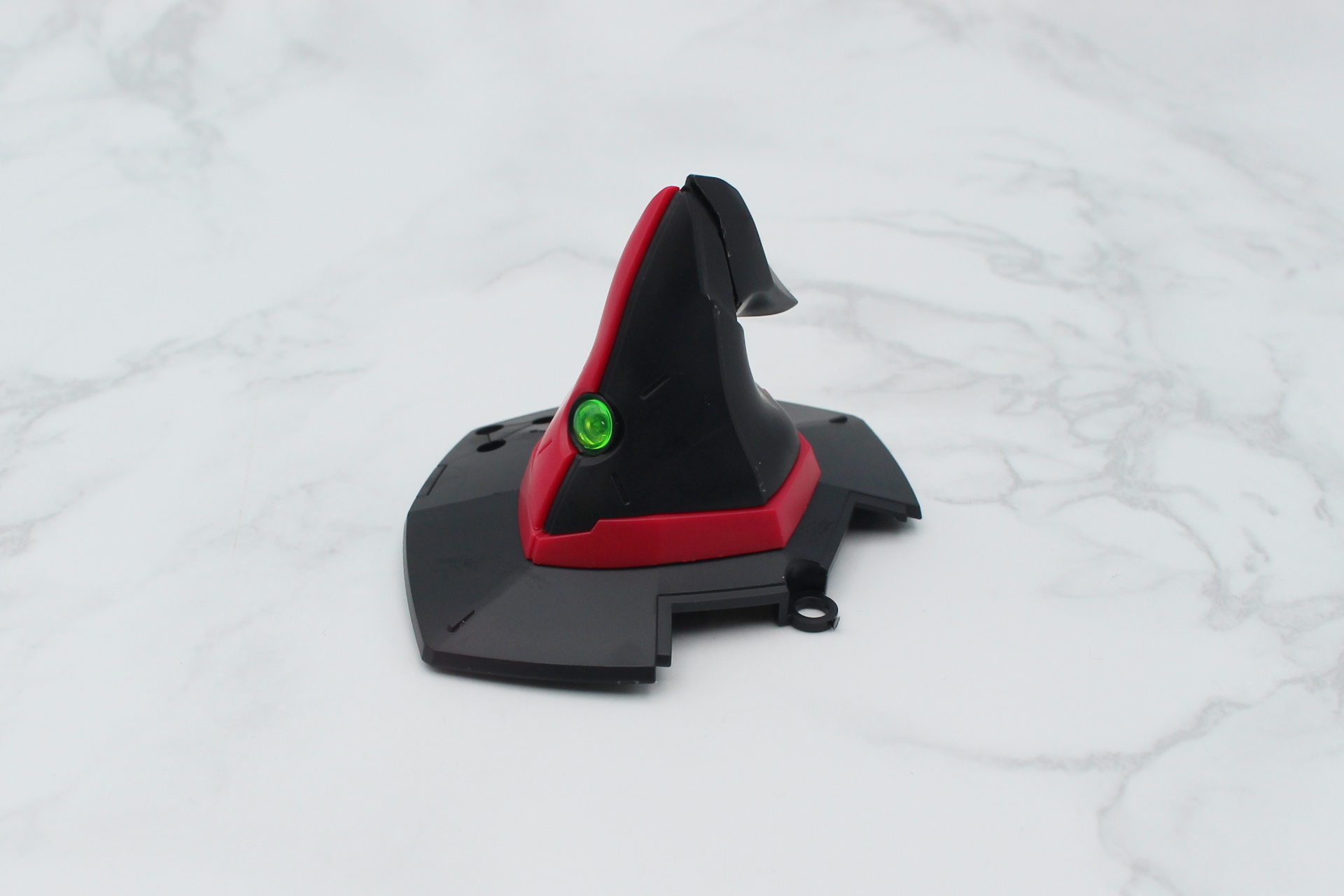 つばのパーツを取り付けて帽子が完成