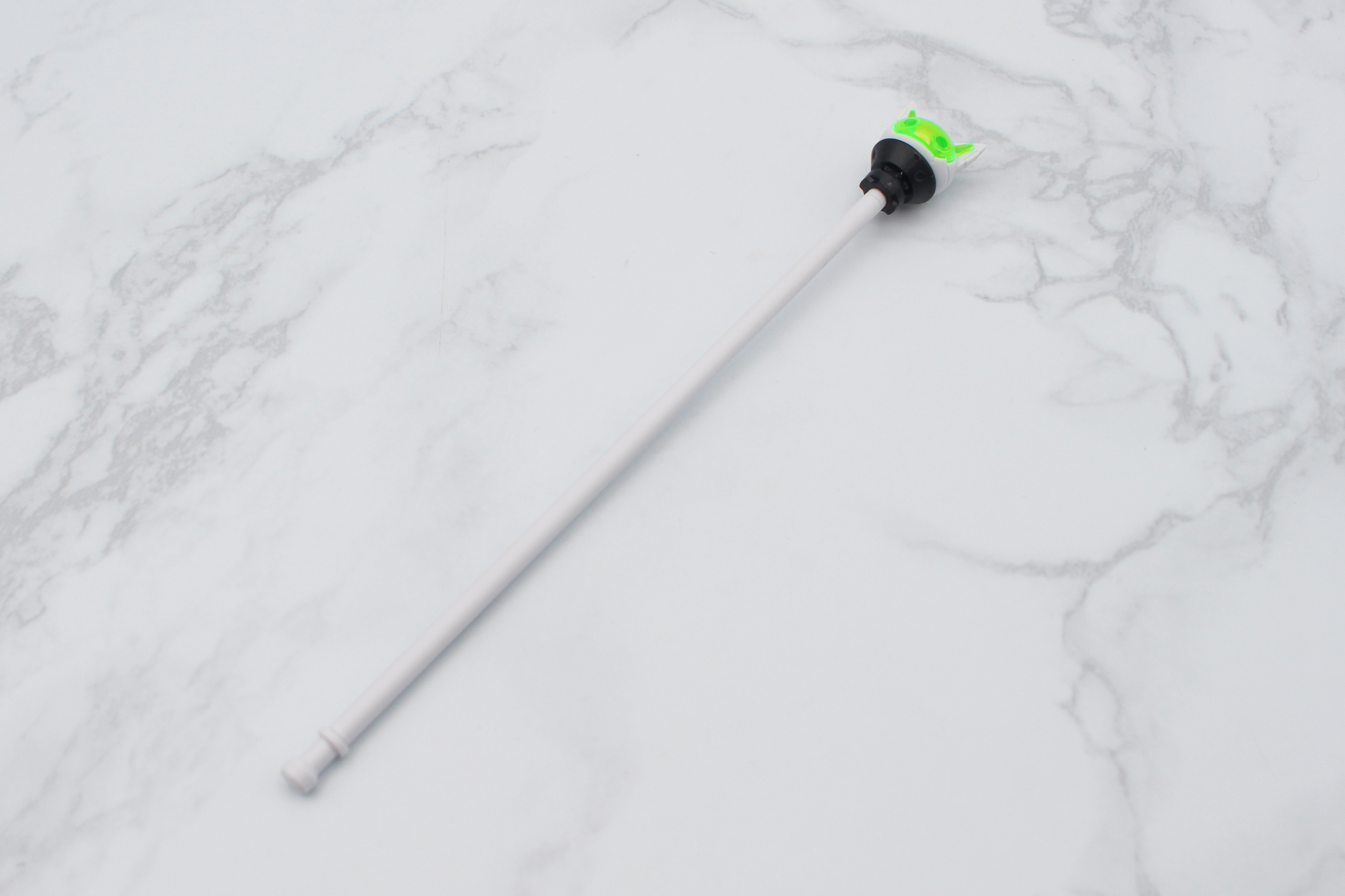 柄に飾りを取り付けて杖が完成。手首パーツに持たせるときは飾りを一度取り外す