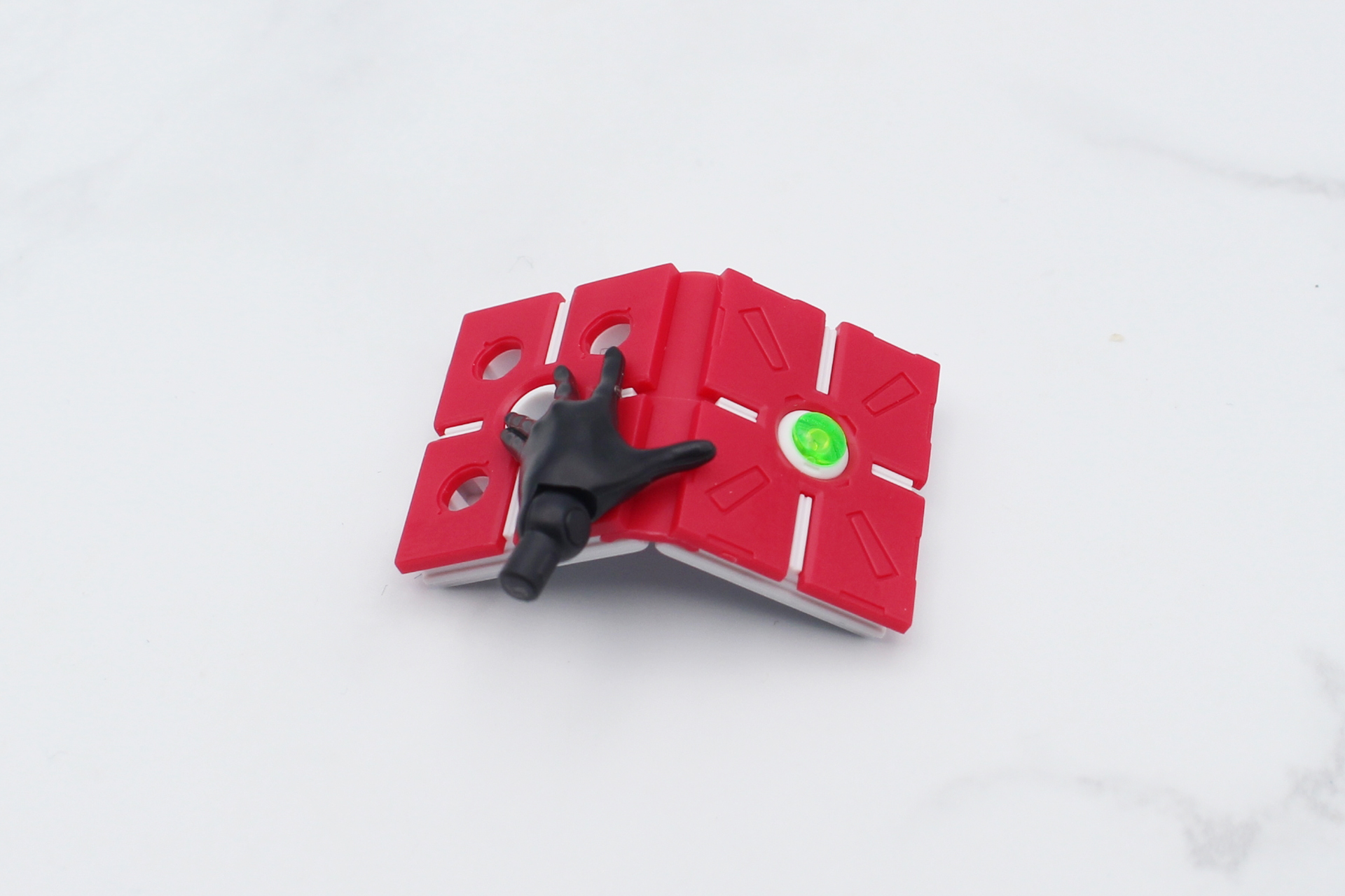 魔導書に手首を取り付ける。穴は好みの場所を選んでOK